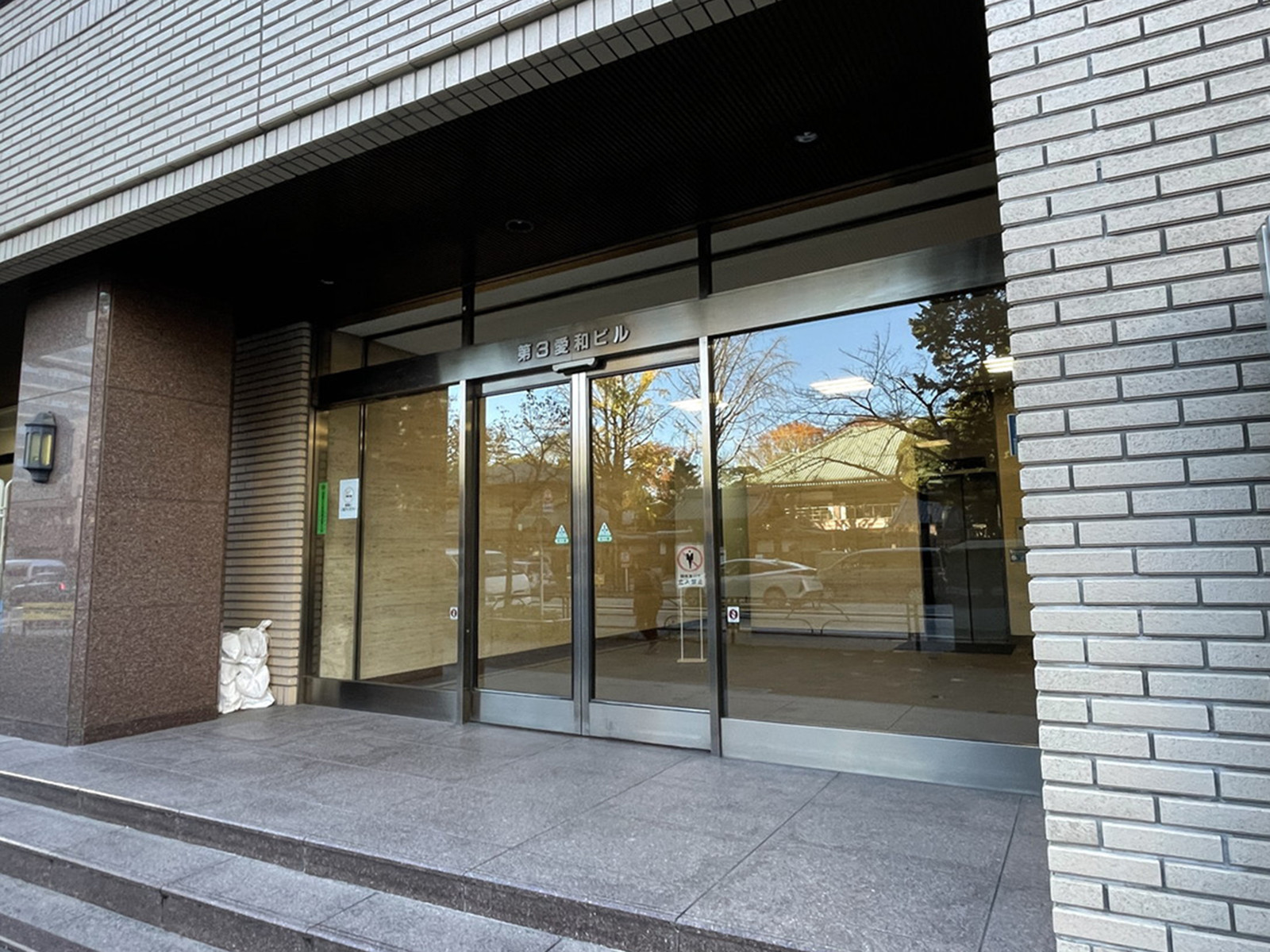 オフィスビル出入口