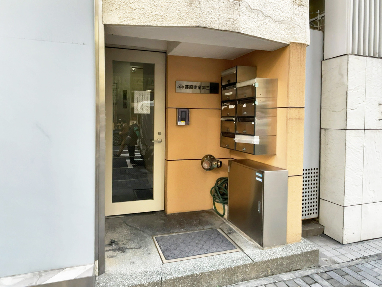 オフィスビル出入口