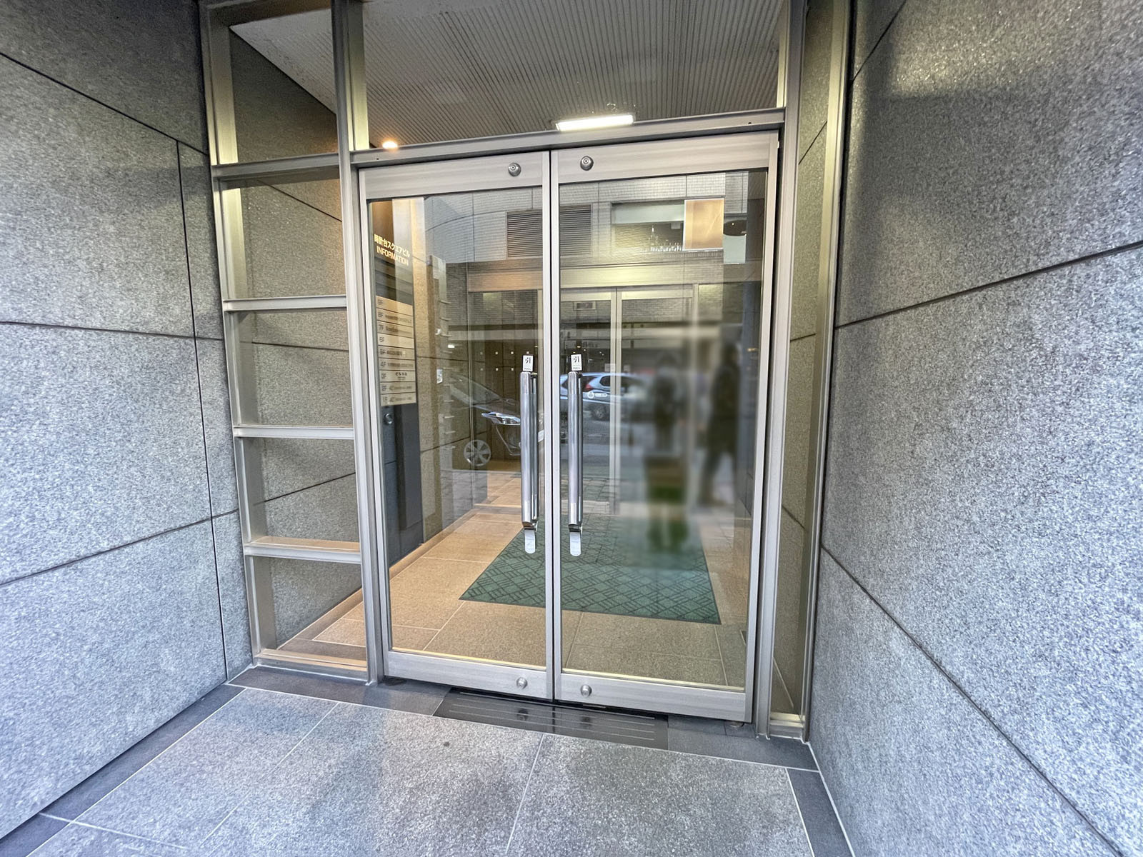 オフィスビル出入口