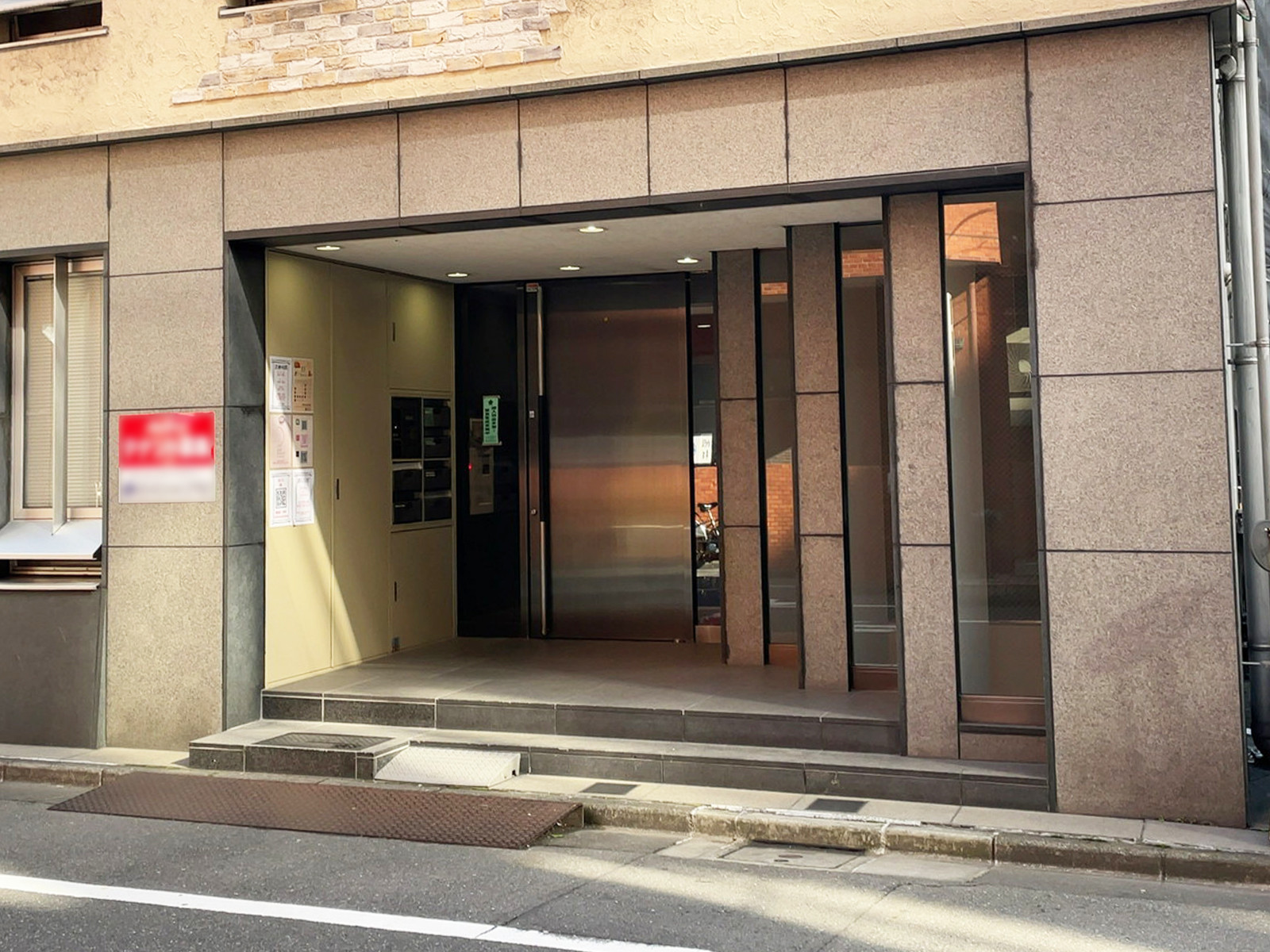 オフィスビル出入口