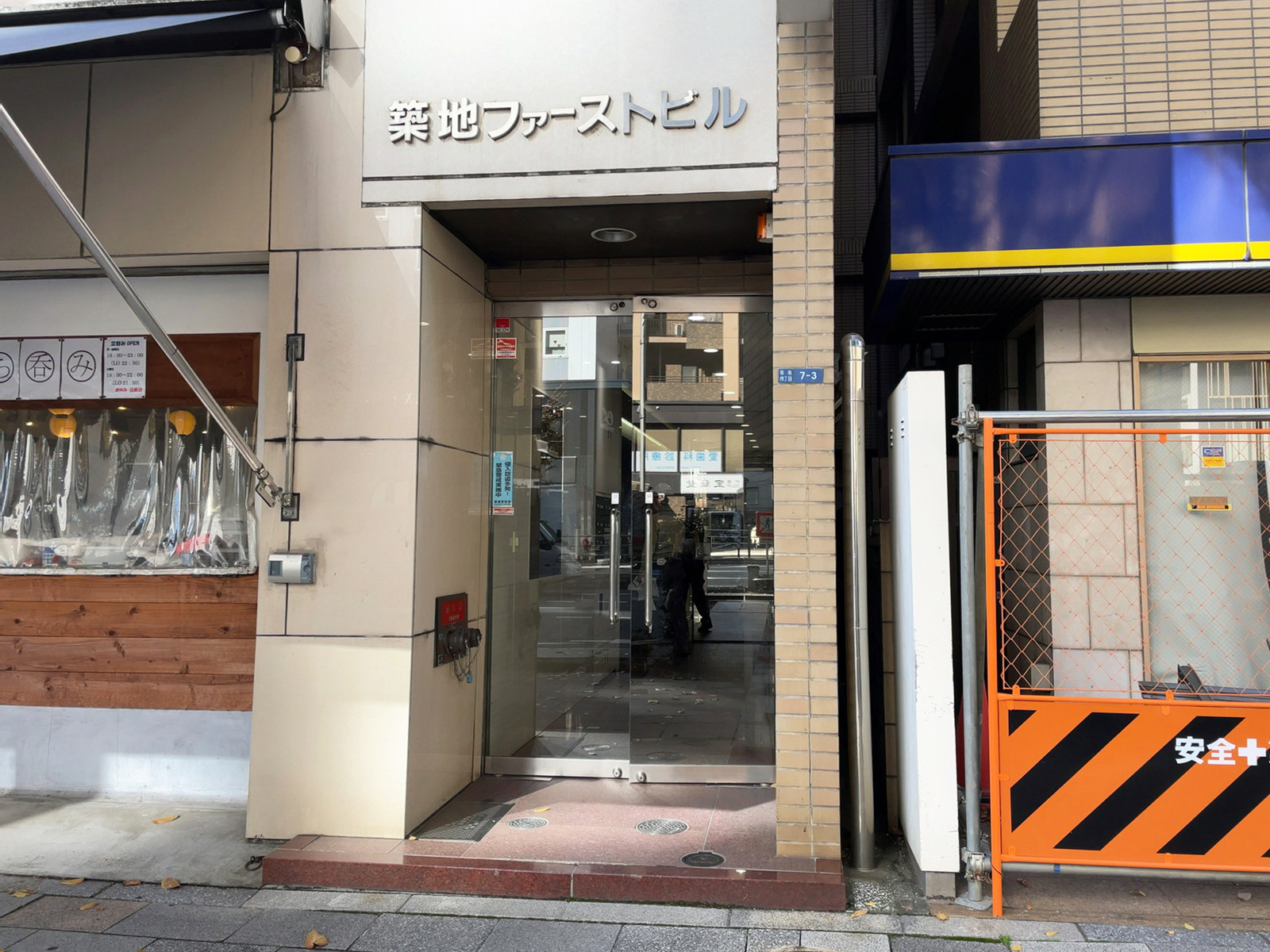 オフィスビル出入口