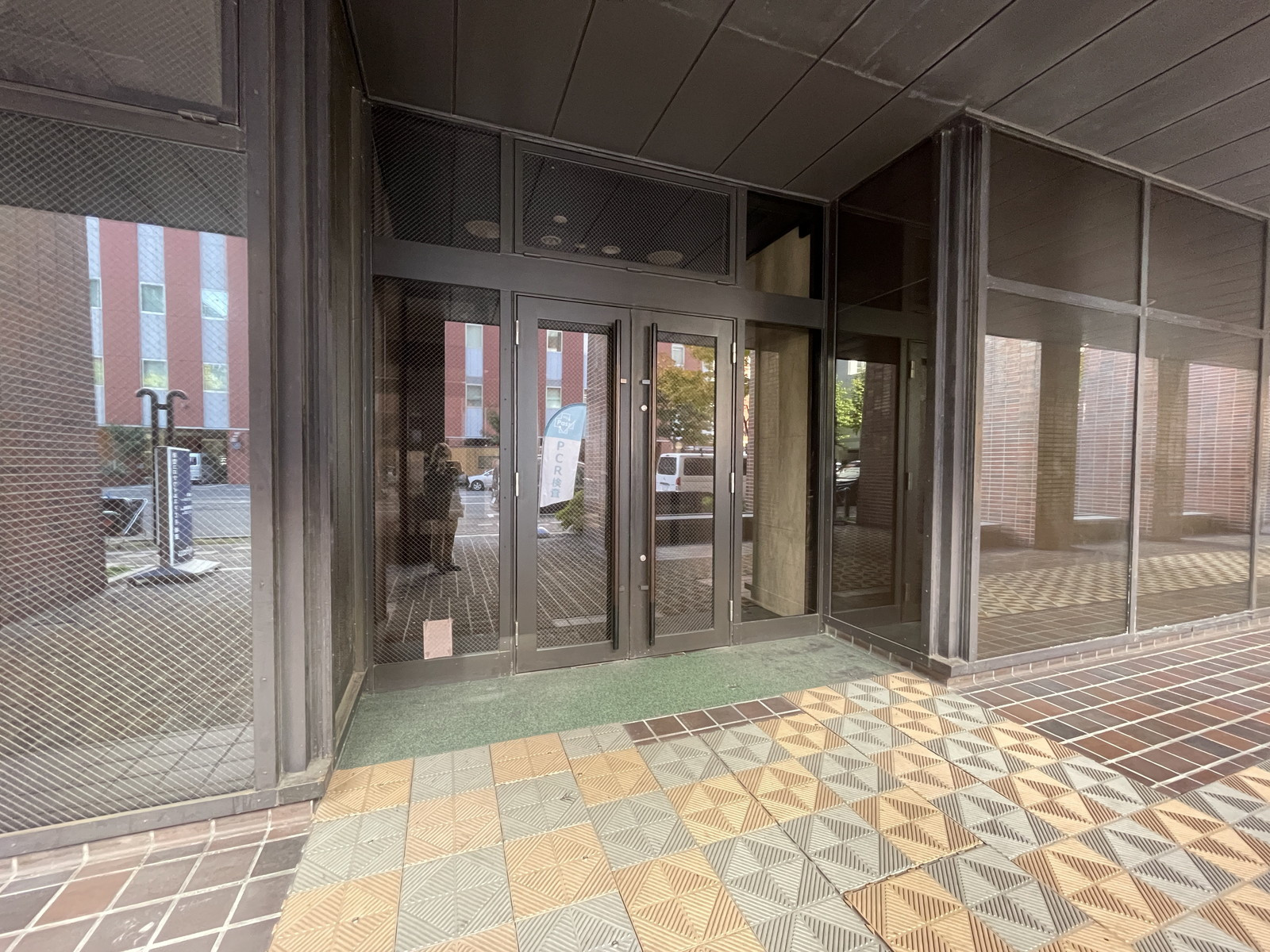 オフィスビル出入口