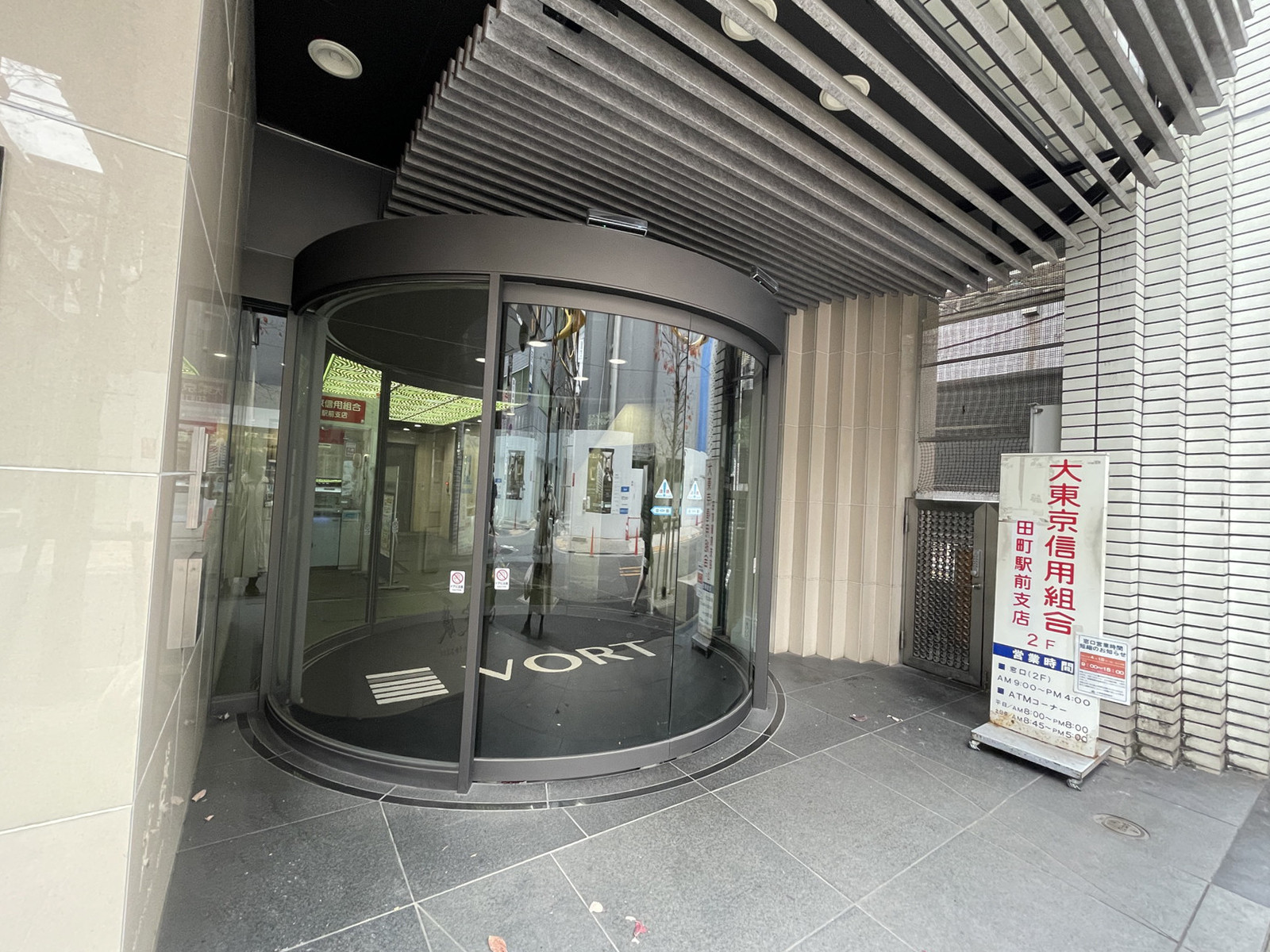オフィスビル出入口