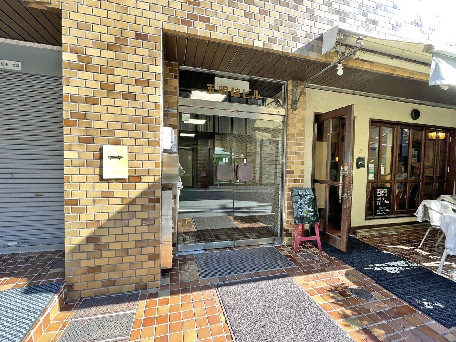 オフィスビル出入口