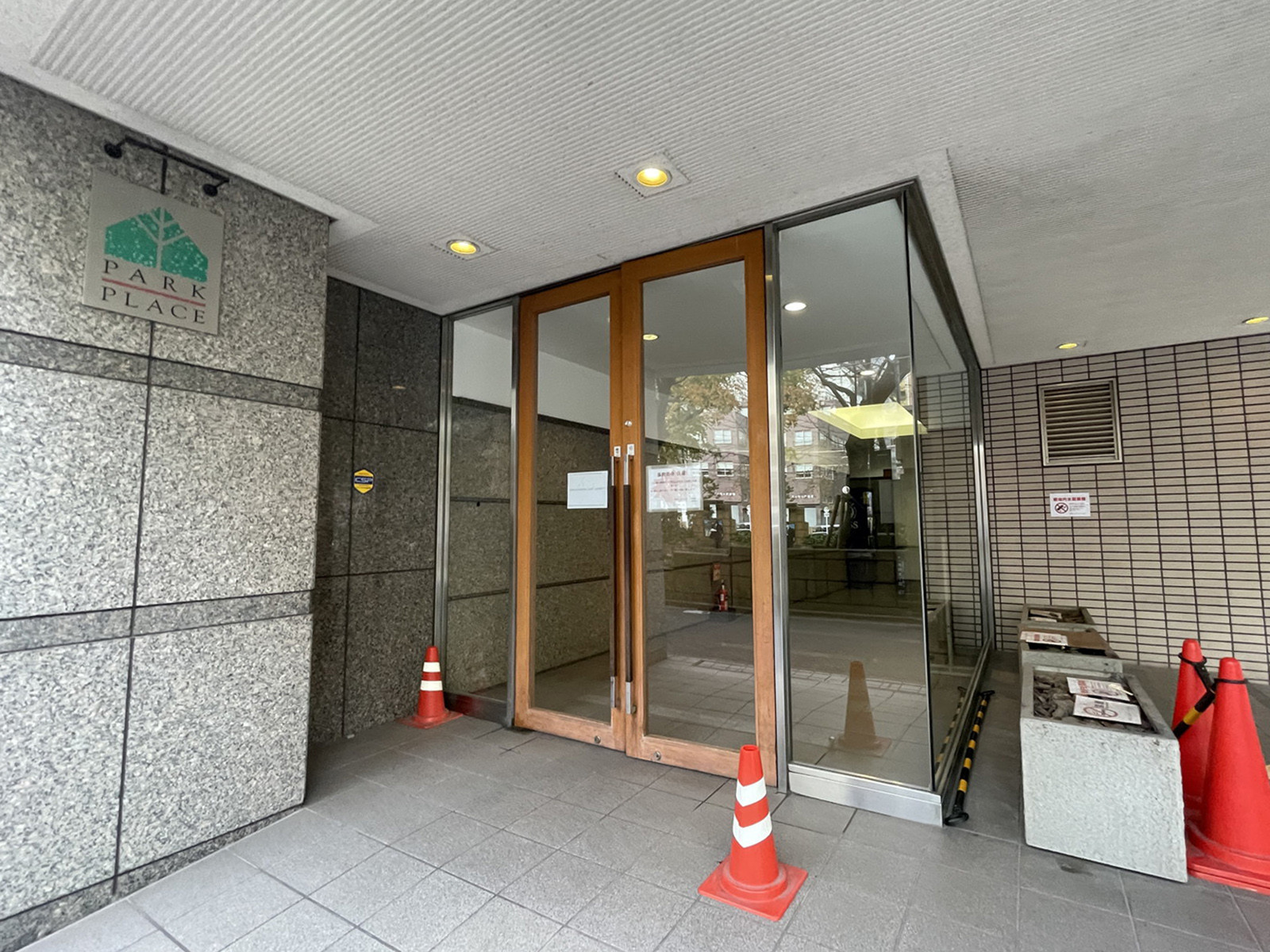 オフィスビル出入口