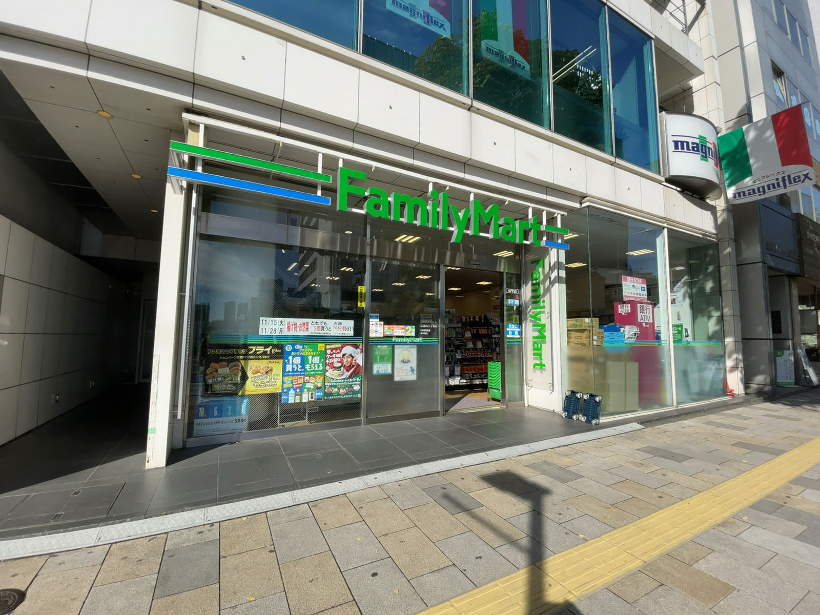 1階のファミリーマート 北青山三丁目店
