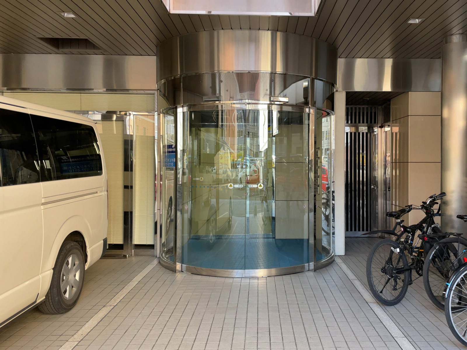 オフィスビル出入口