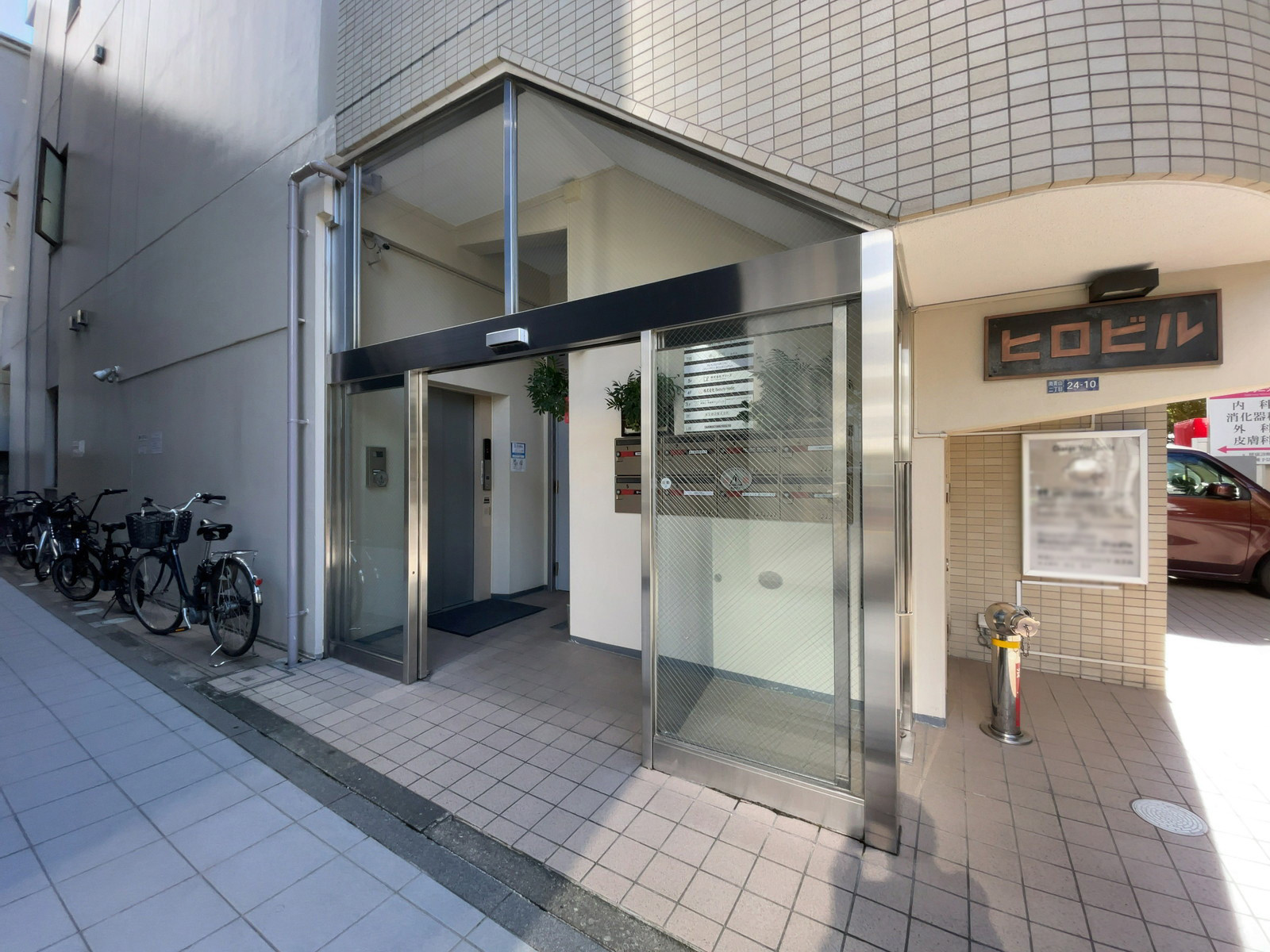オフィスビル出入り口
