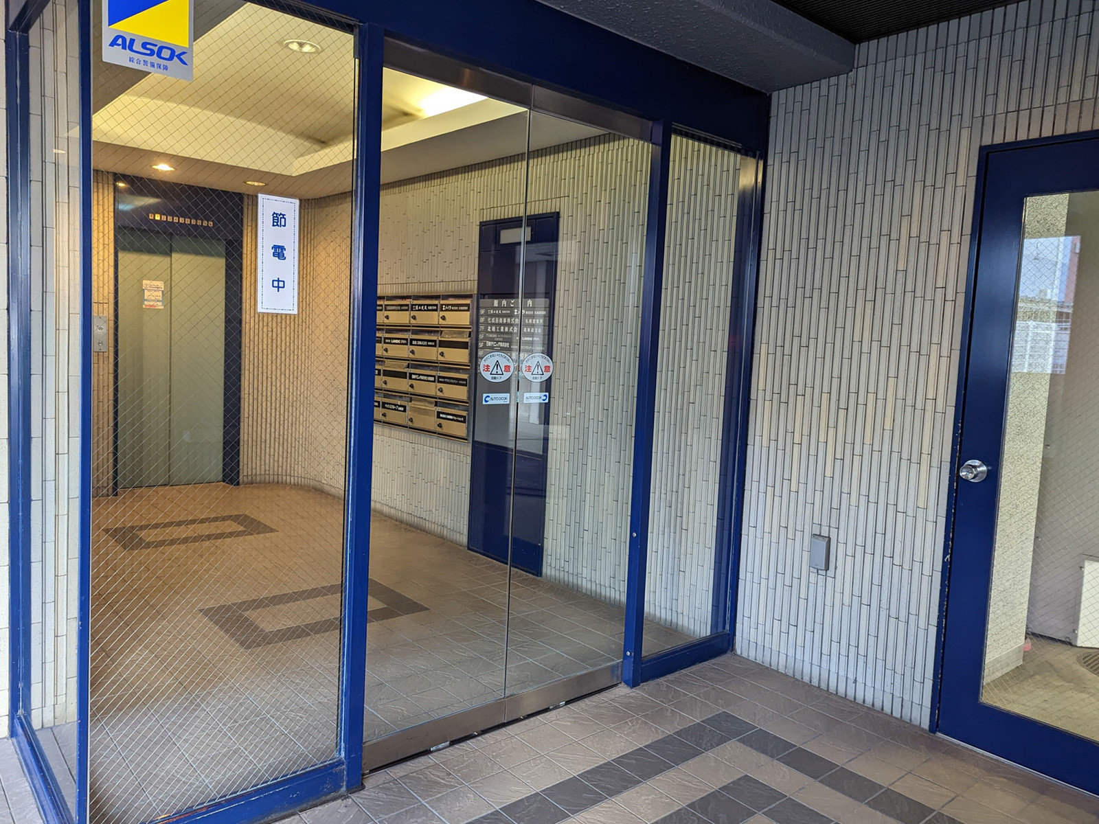 オフィスビル出入口