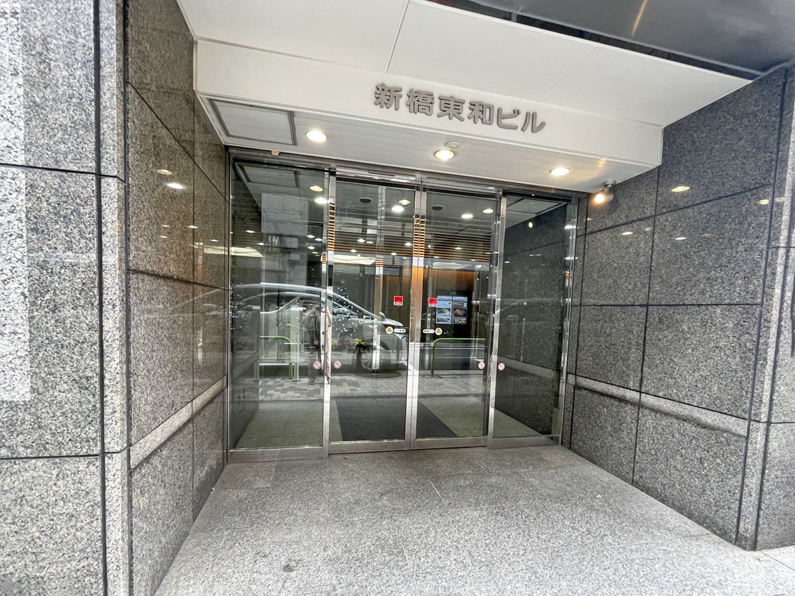 オフィスビル出入口