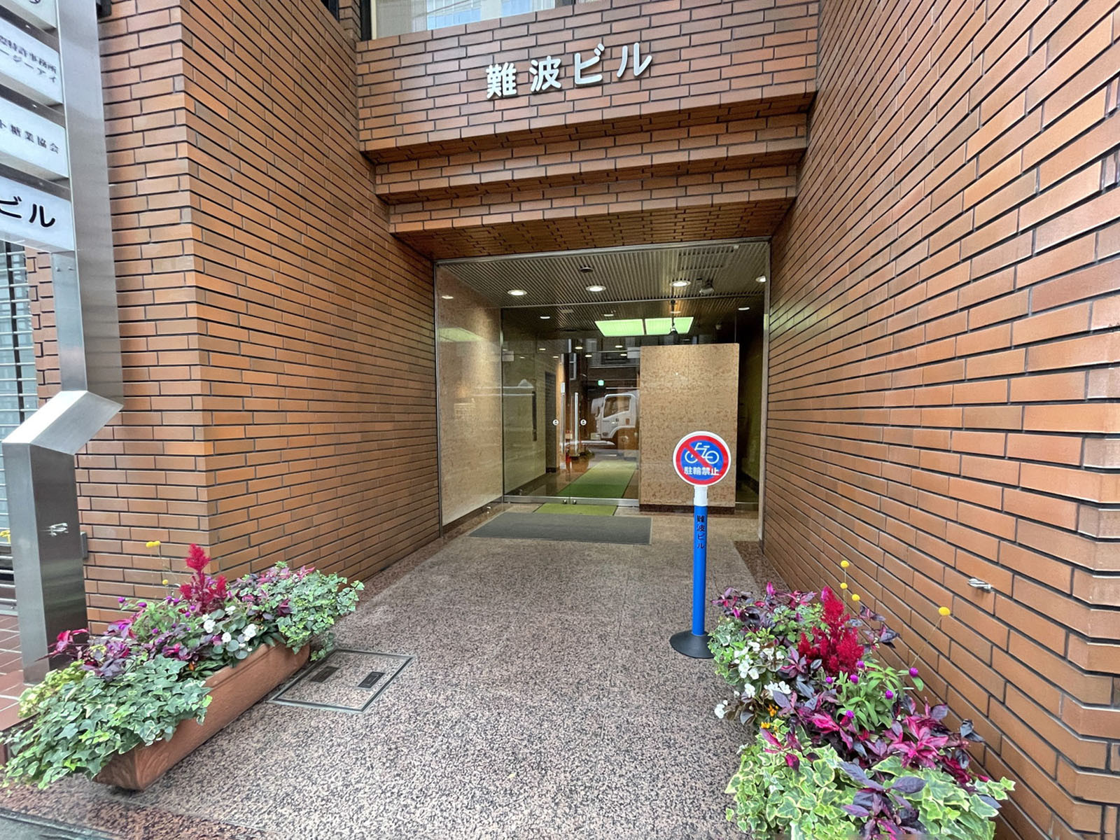 オフィスビル出入口