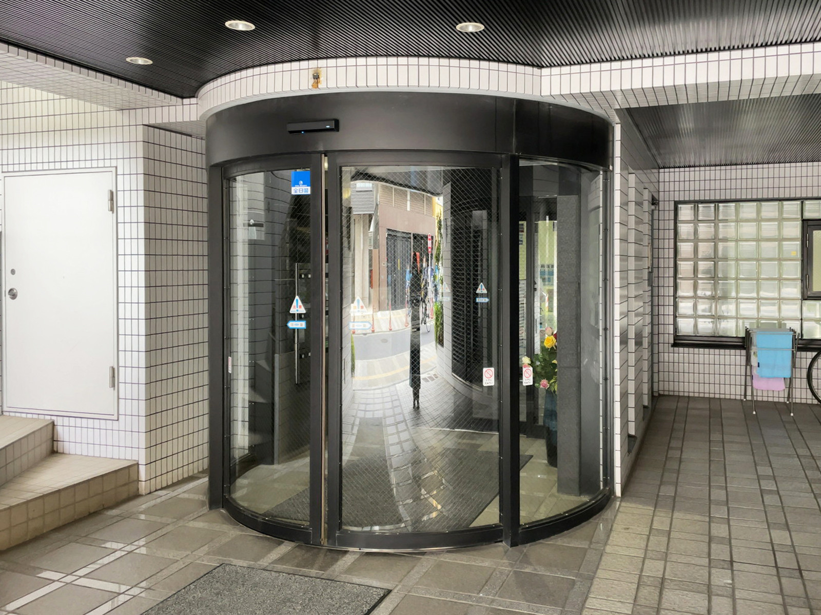 オフィスビル出入口