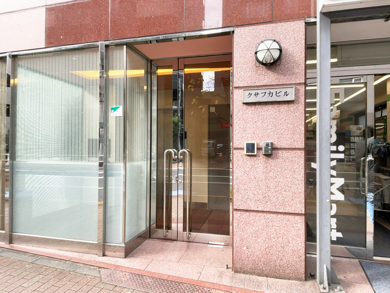 オフィスビル出入口