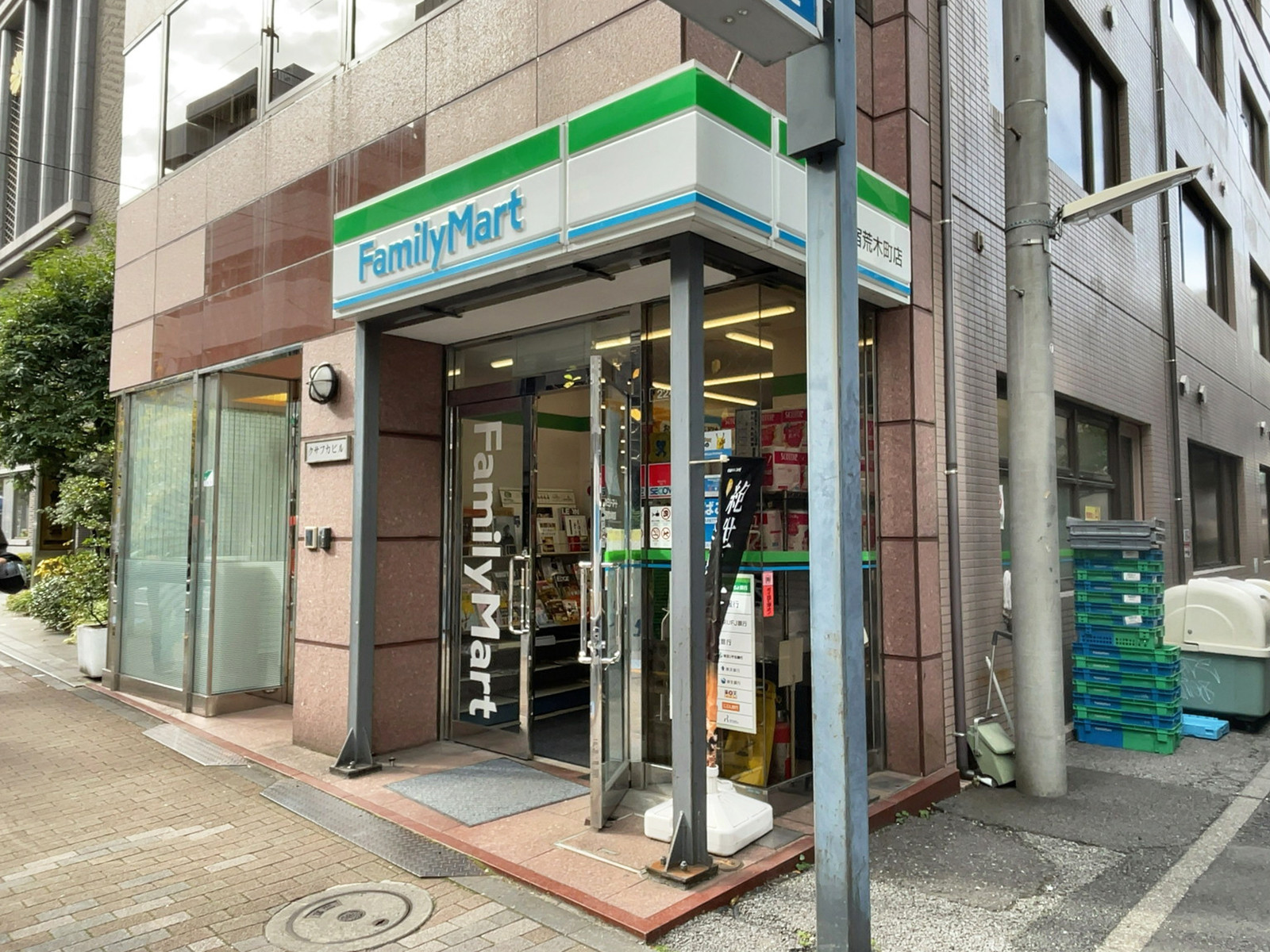 1階：ファミリーマート 新宿荒木町店