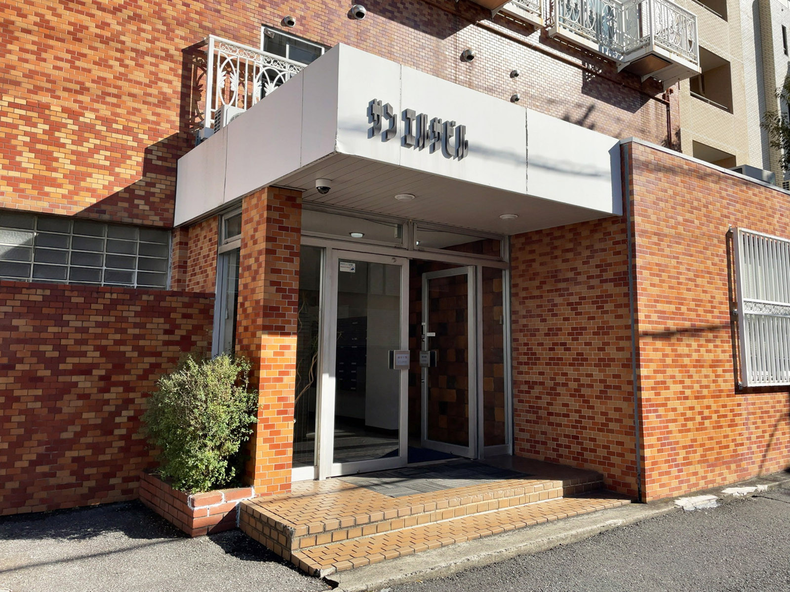 オフィスビル出入口