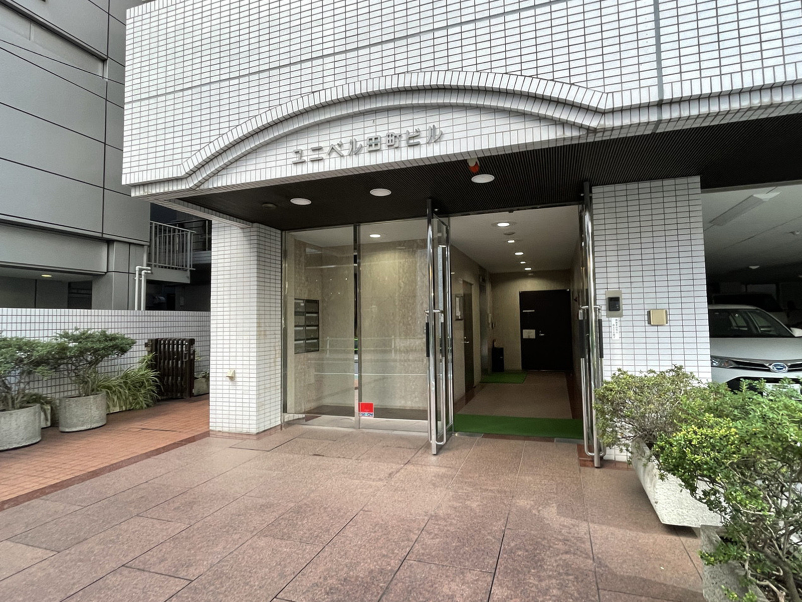 オフィスビル出入口