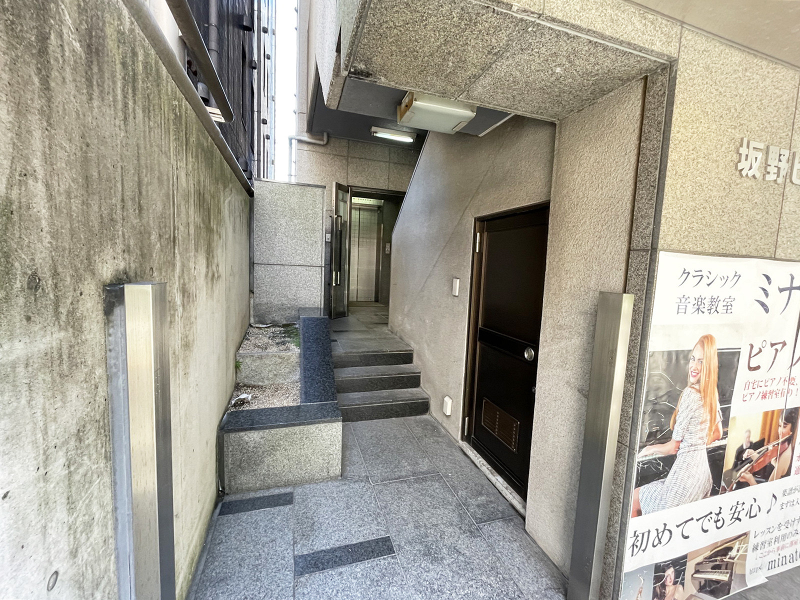 オフィスビル出入口