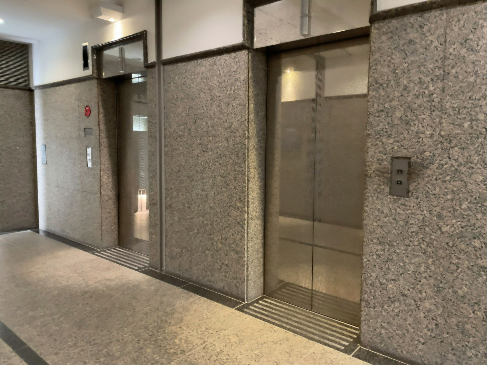 エレベーター(3基)