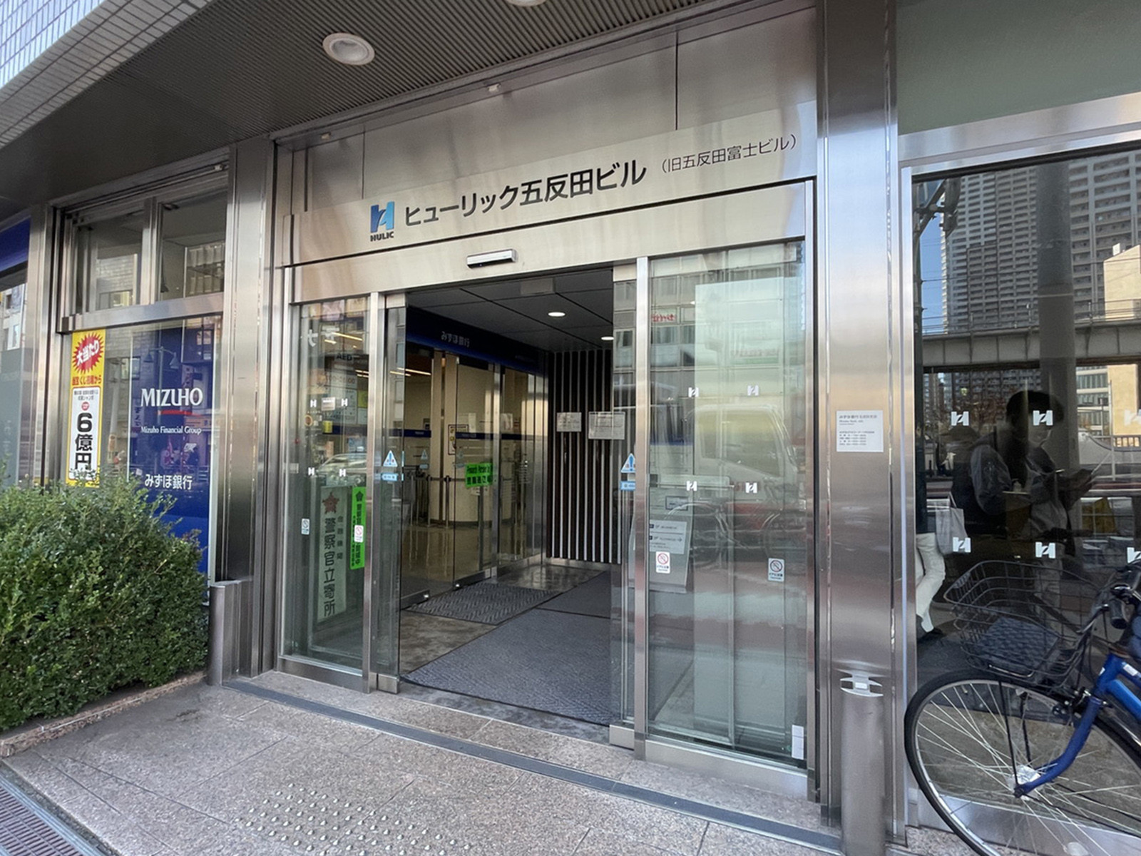 オフィスビル出入口
