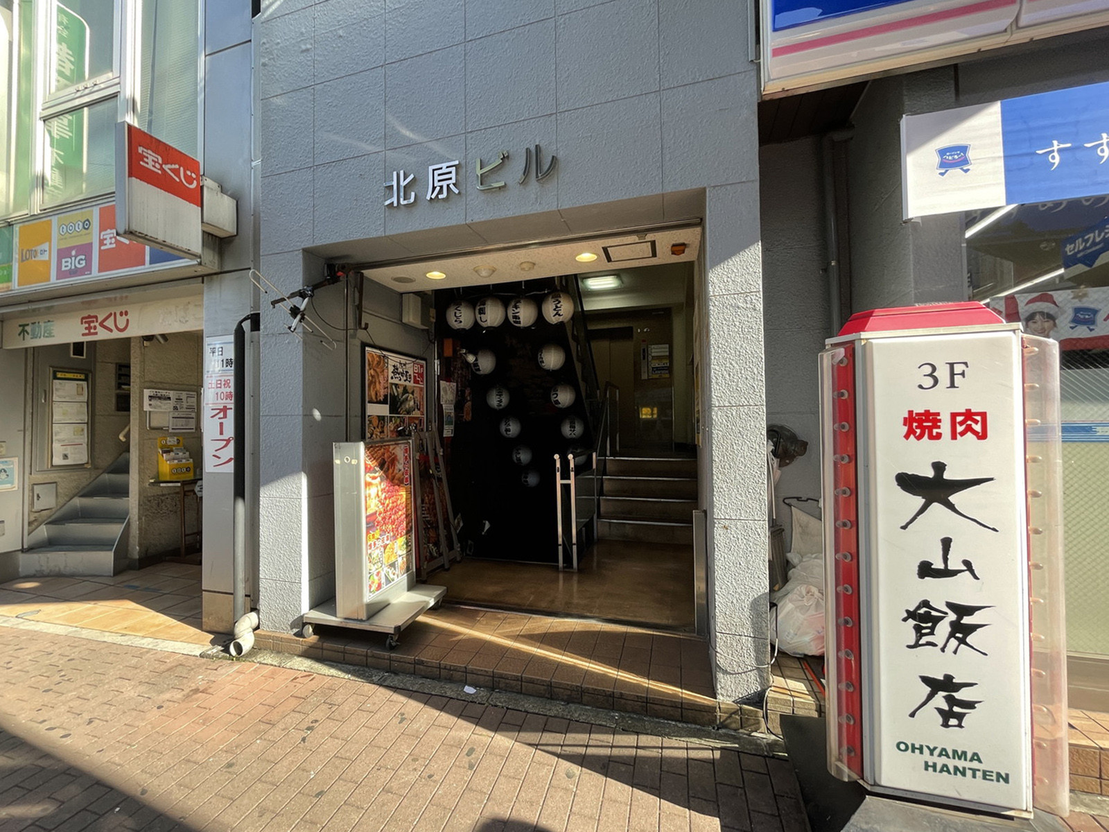 オフィスビル出入口