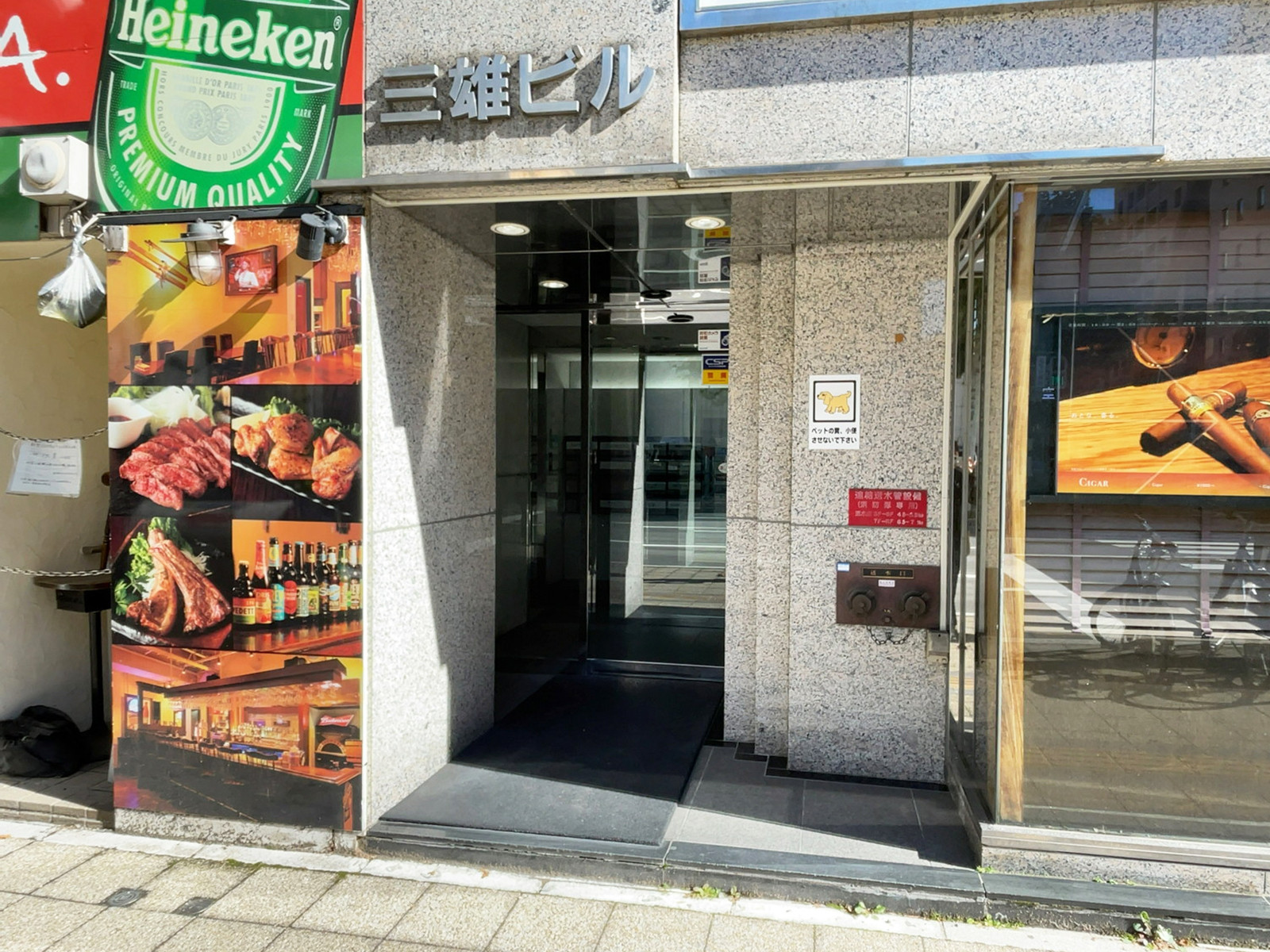 オフィスビル出入口