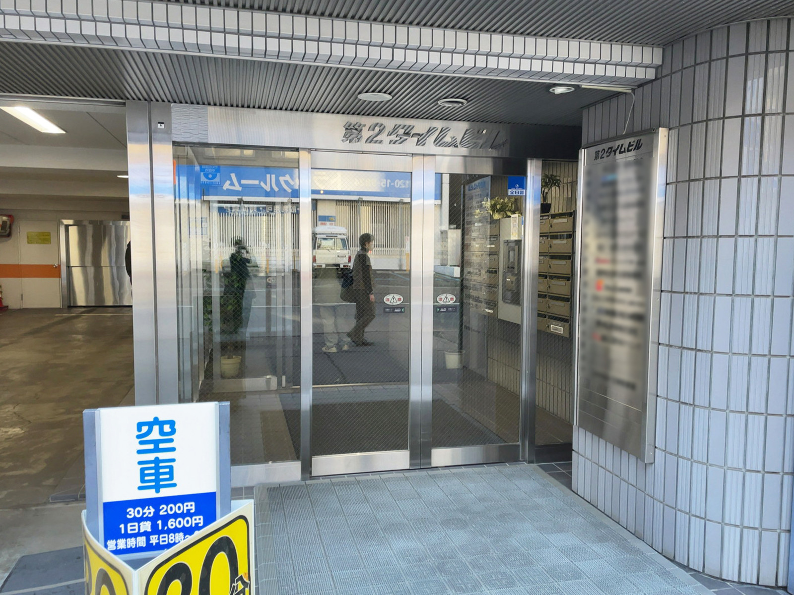 オフィスビル出入口