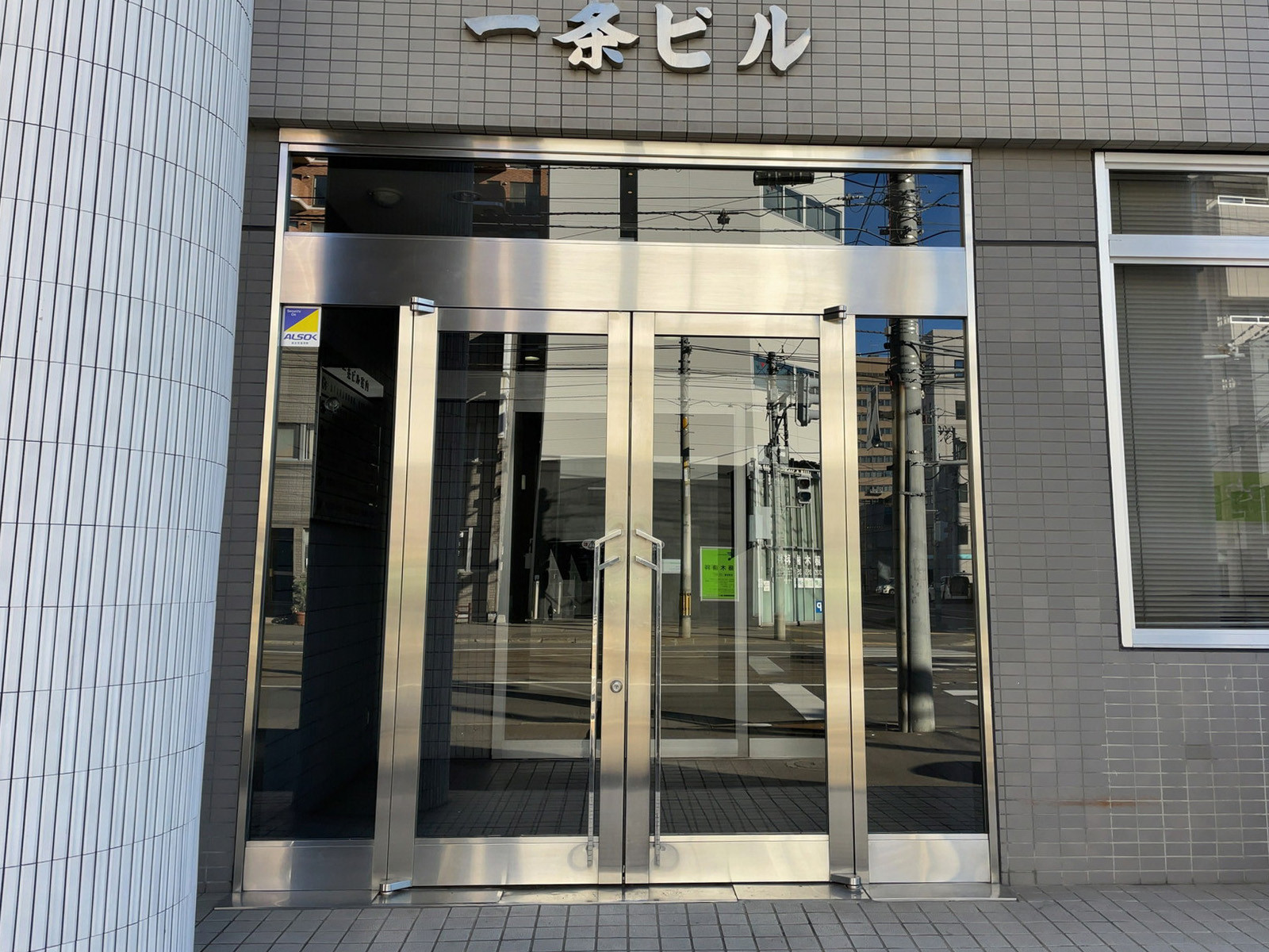オフィスビル出入り口