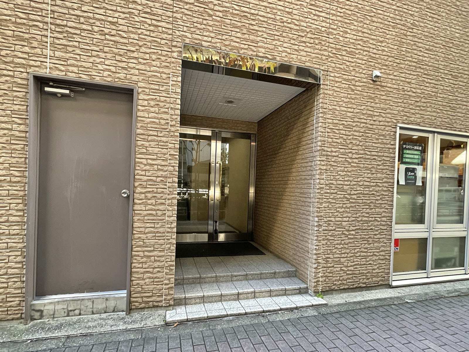 オフィスビル出入口