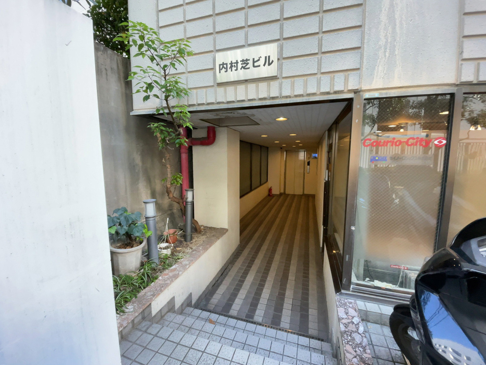 オフィスビル出入口