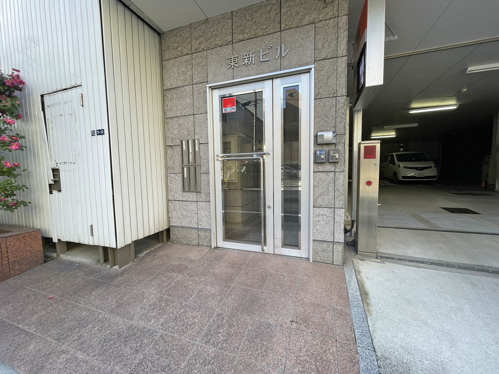オフィスビル出入口