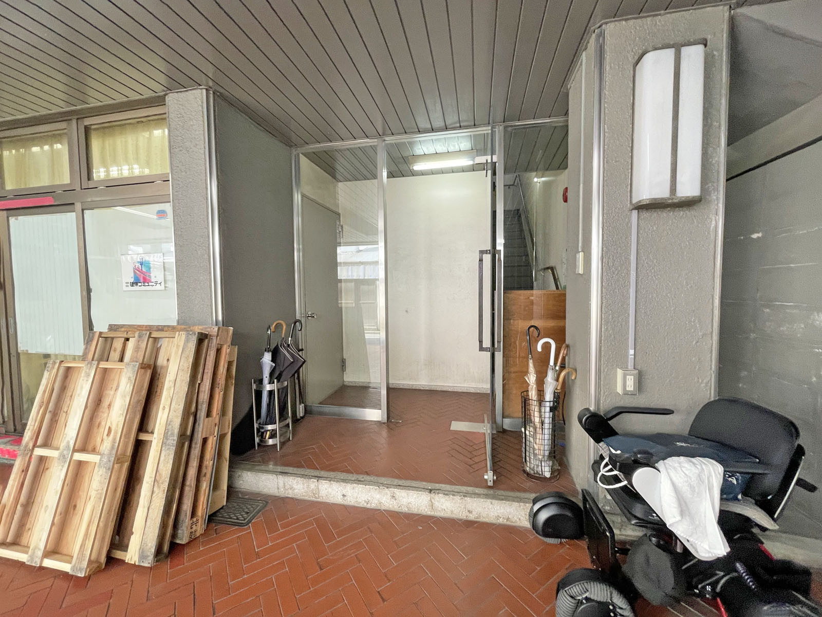 オフィスビル出入口
