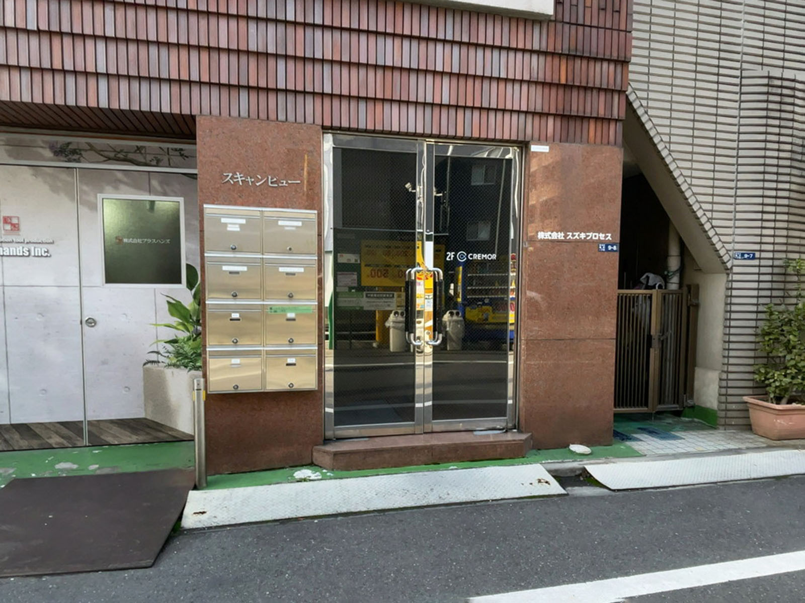 オフィスビル出入口