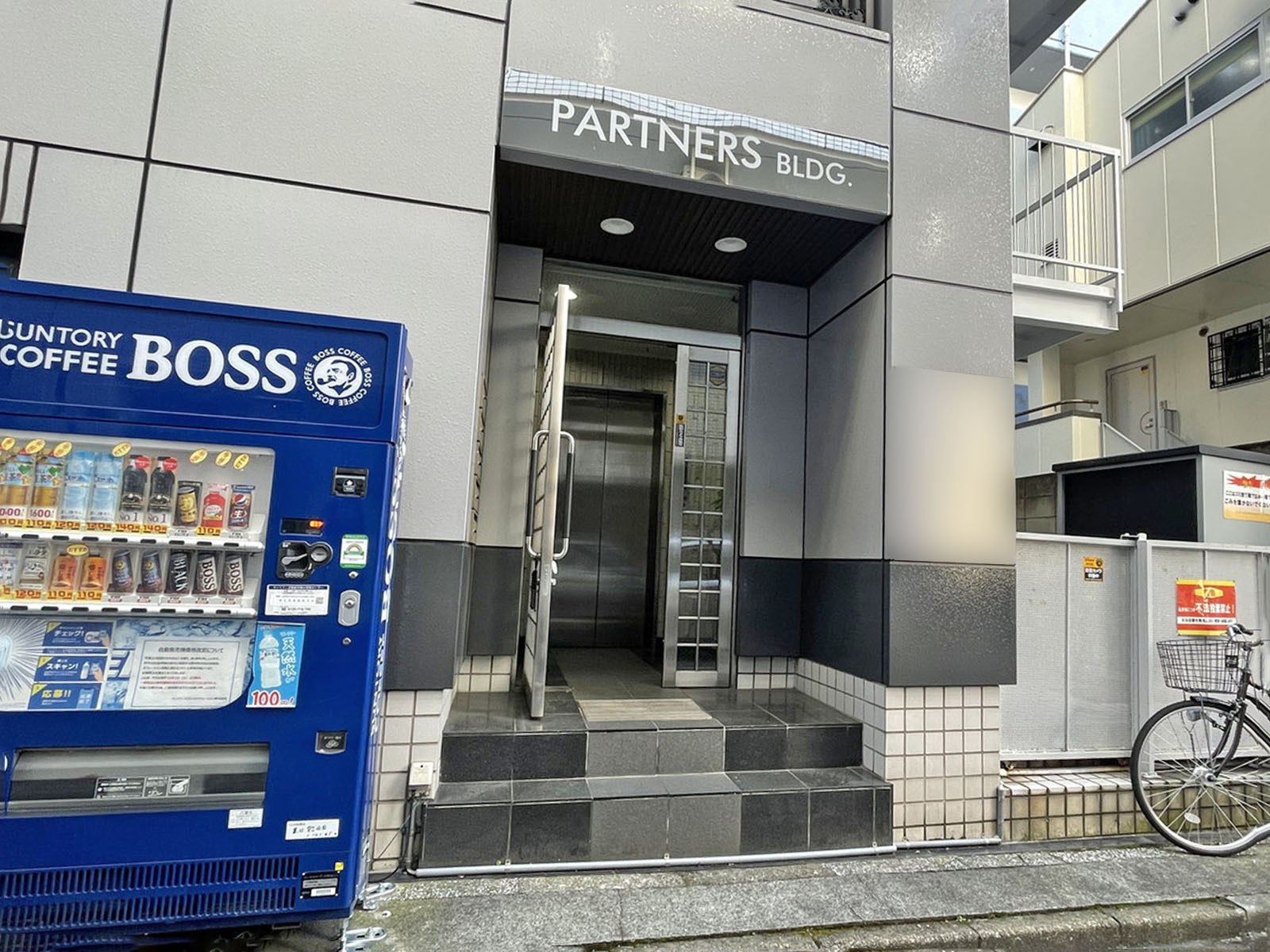 オフィスビル出入口