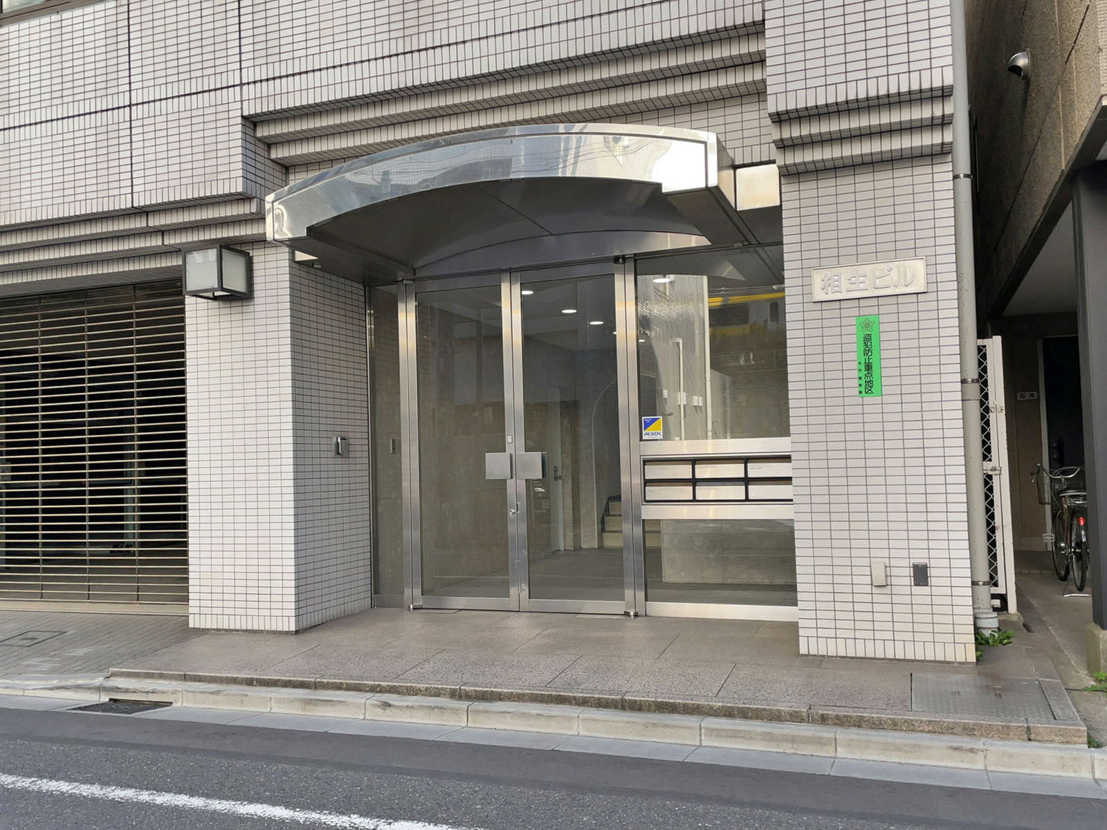 オフィスビル出入口