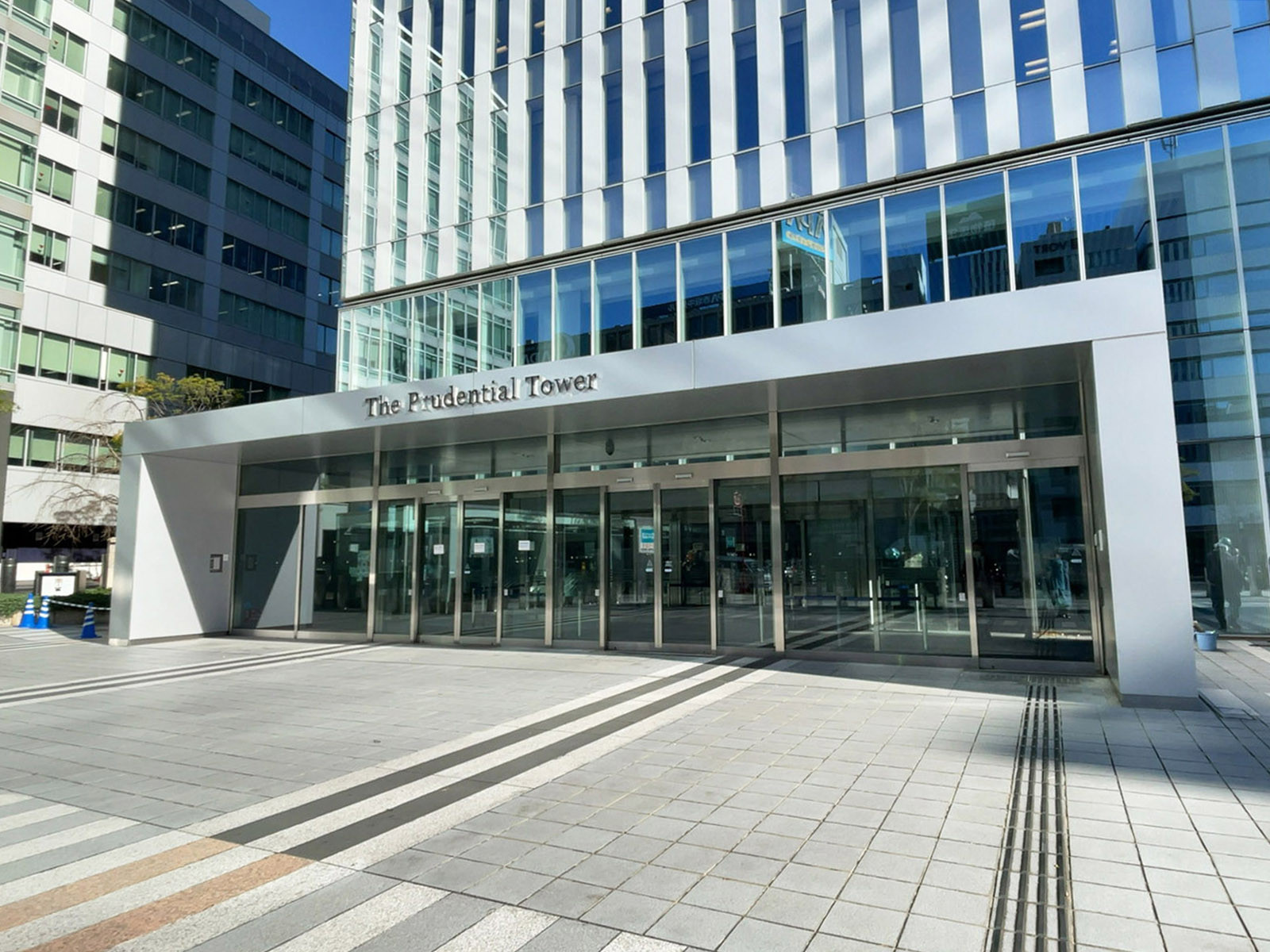 オフィスビル出入口