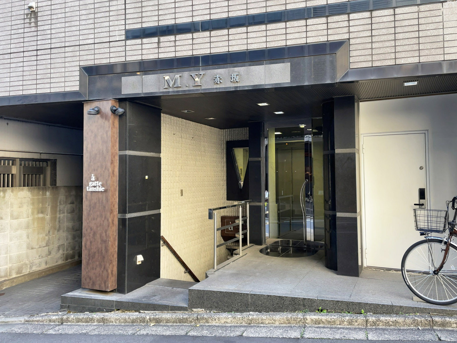 オフィスビル出入口
