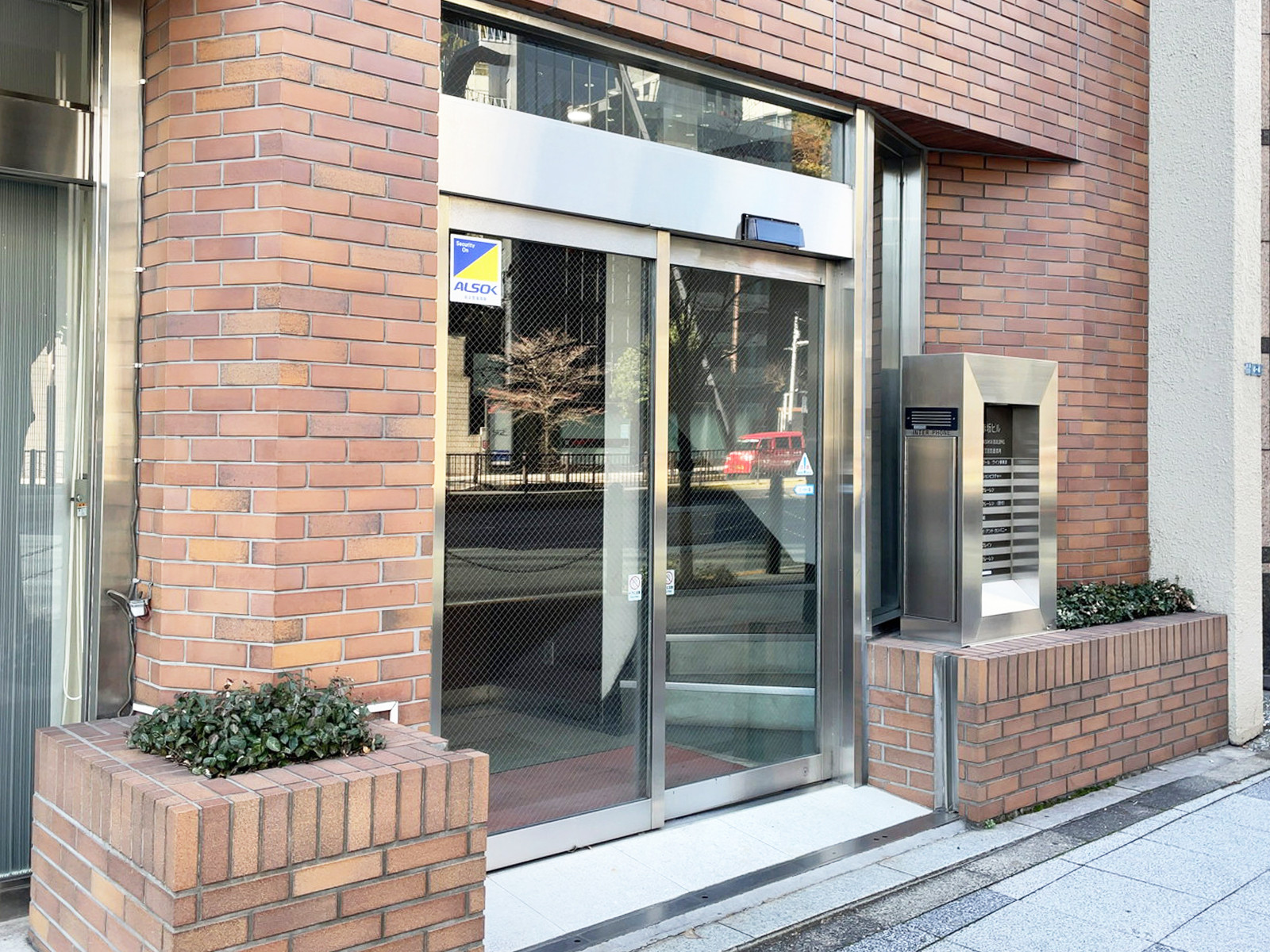 オフィスビル出入口