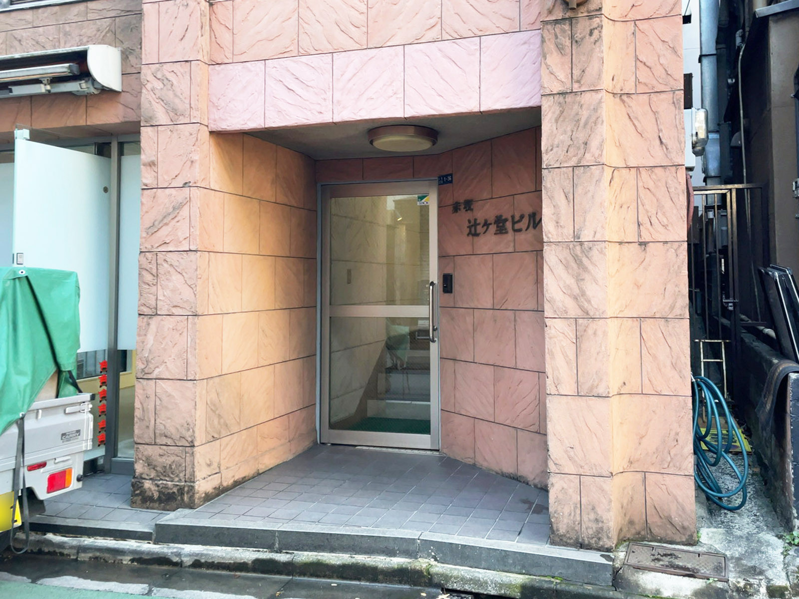 オフィスビル出入口