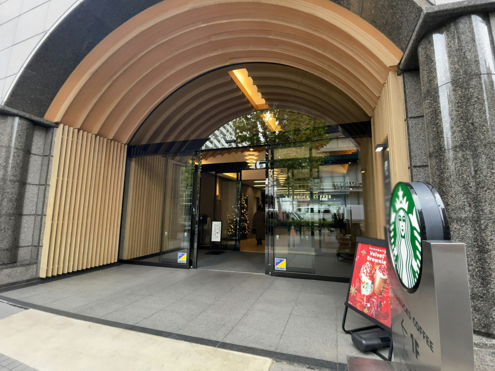 オフィスビル出入り口