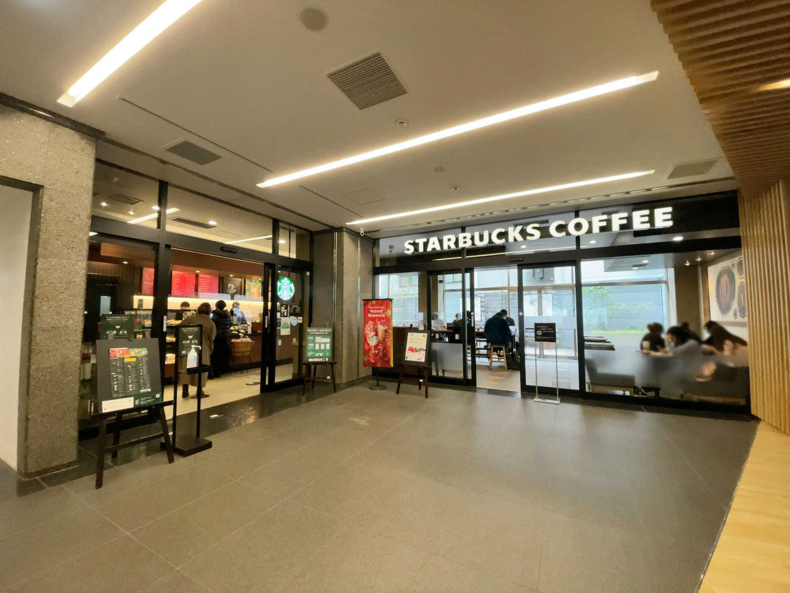 1階のスターバックス コーヒー 神宮前6丁目店