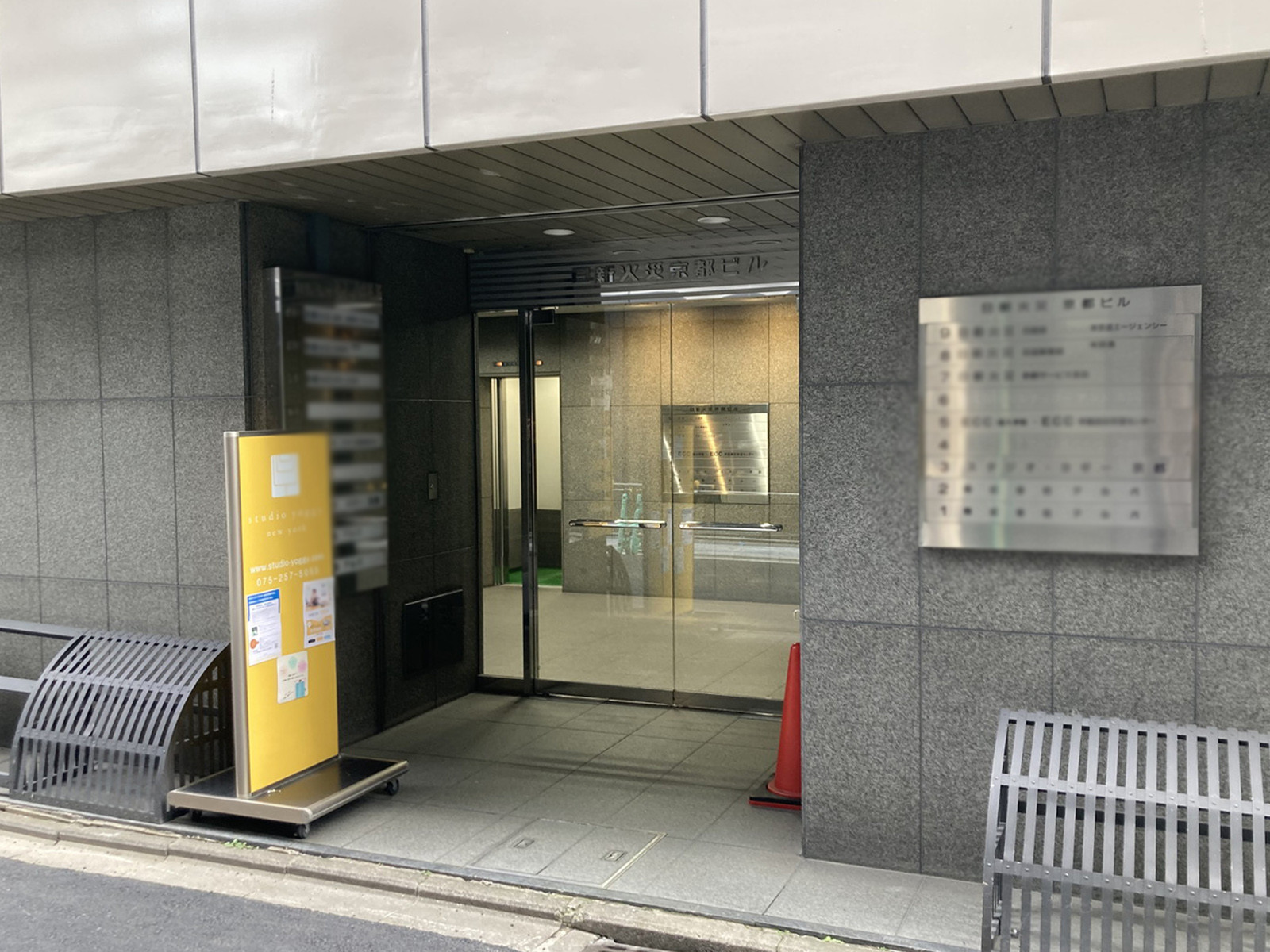 オフィスビル出入口