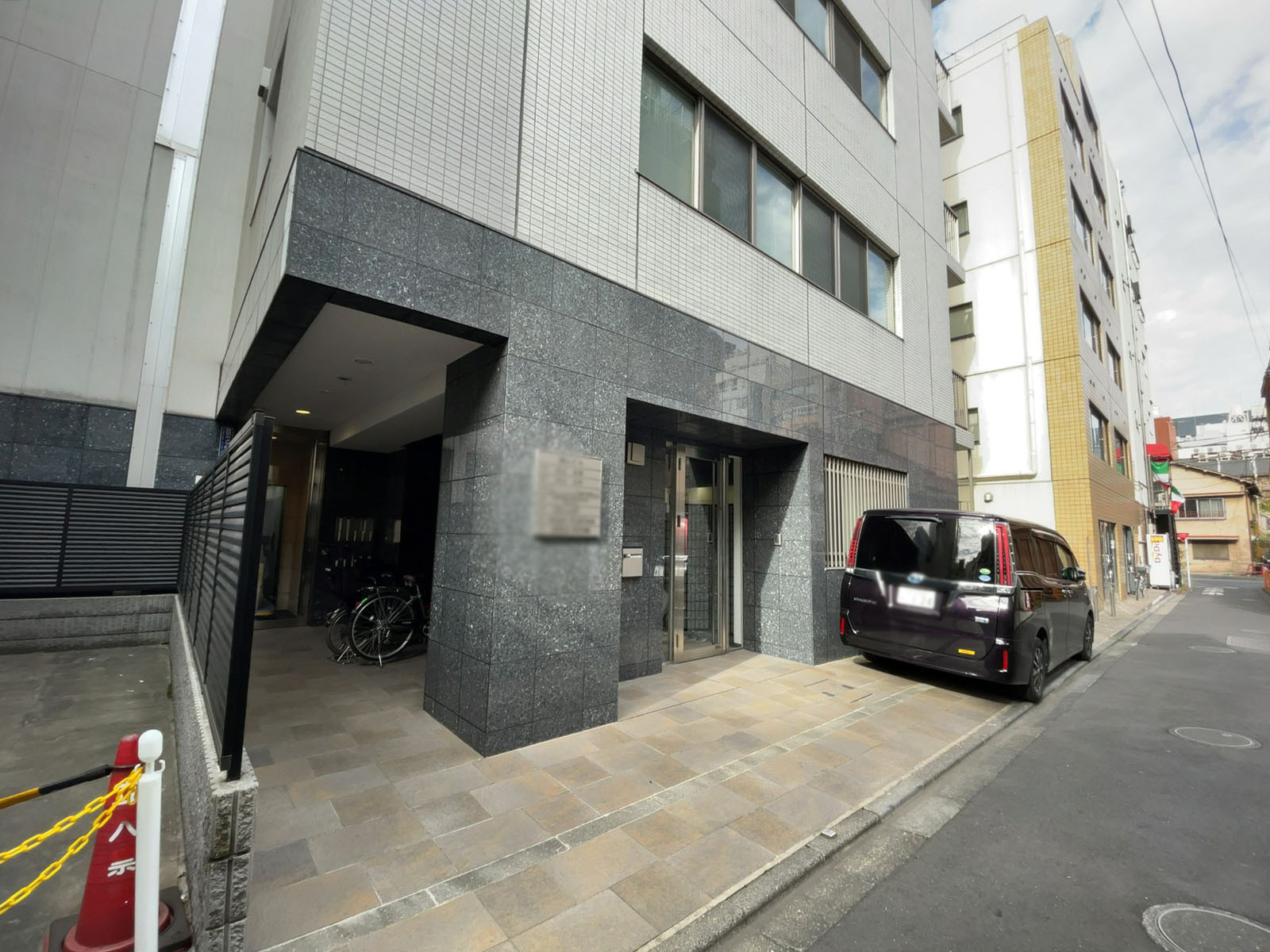 ビル横の出入り口