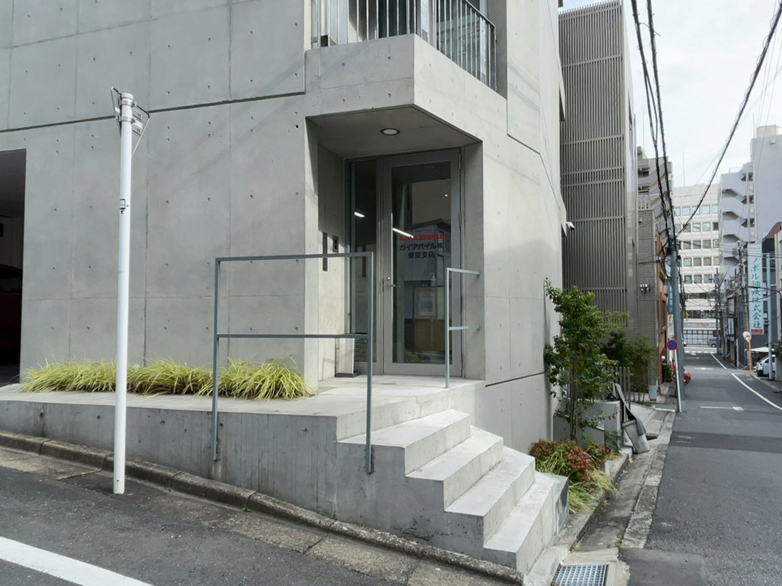 1階のテナント出入り口