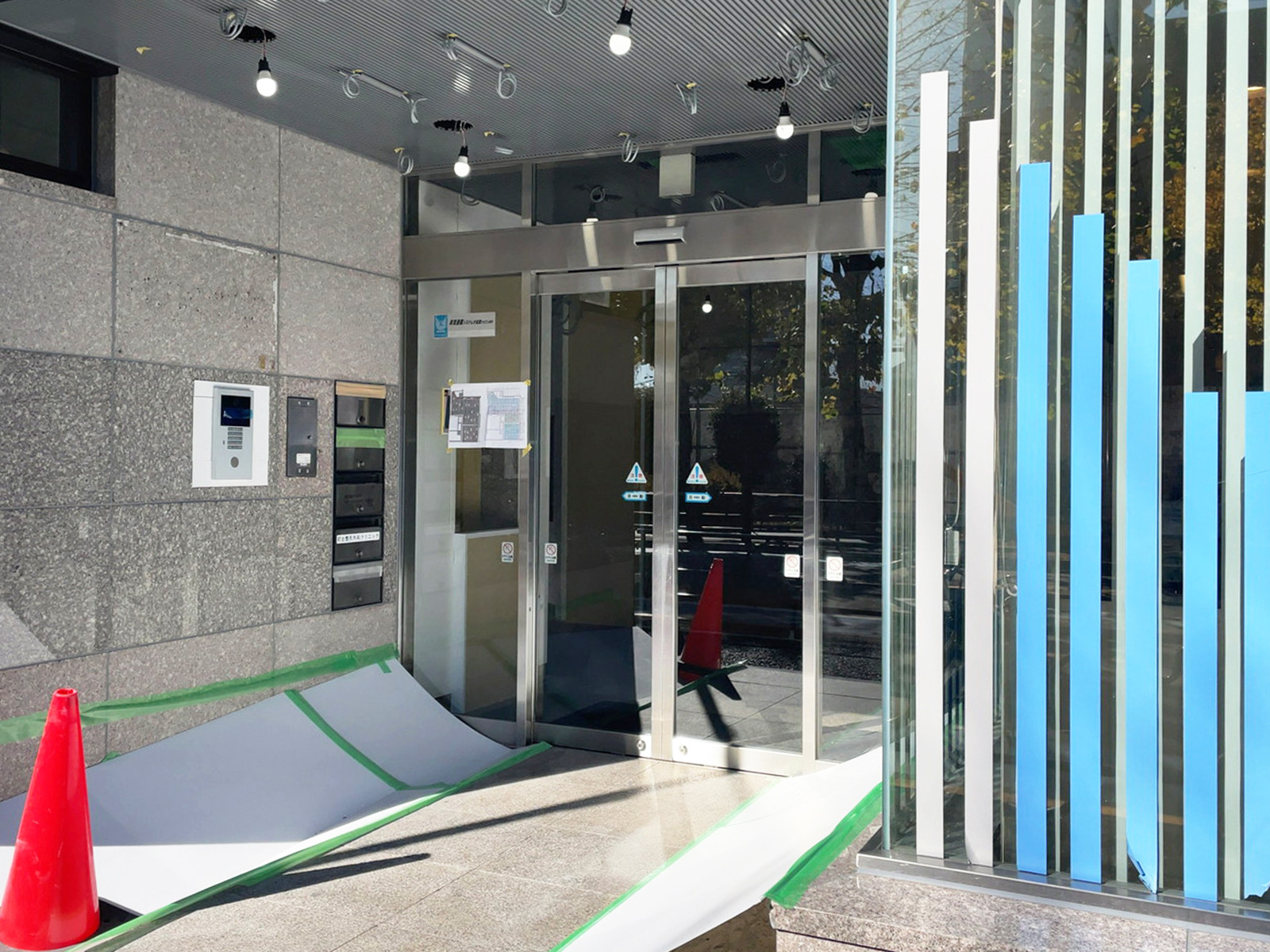オフィスビル出入口