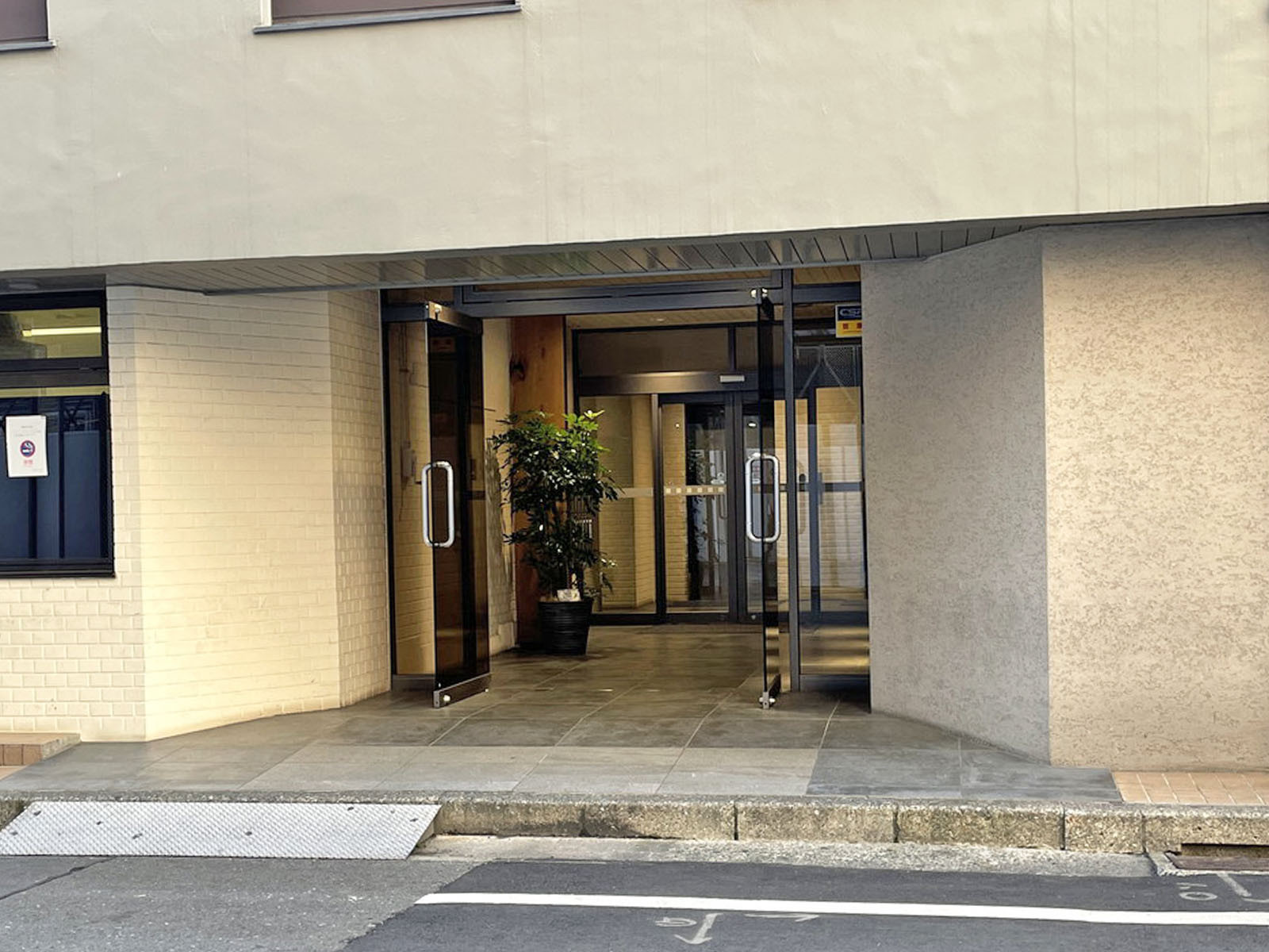オフィスビル出入口