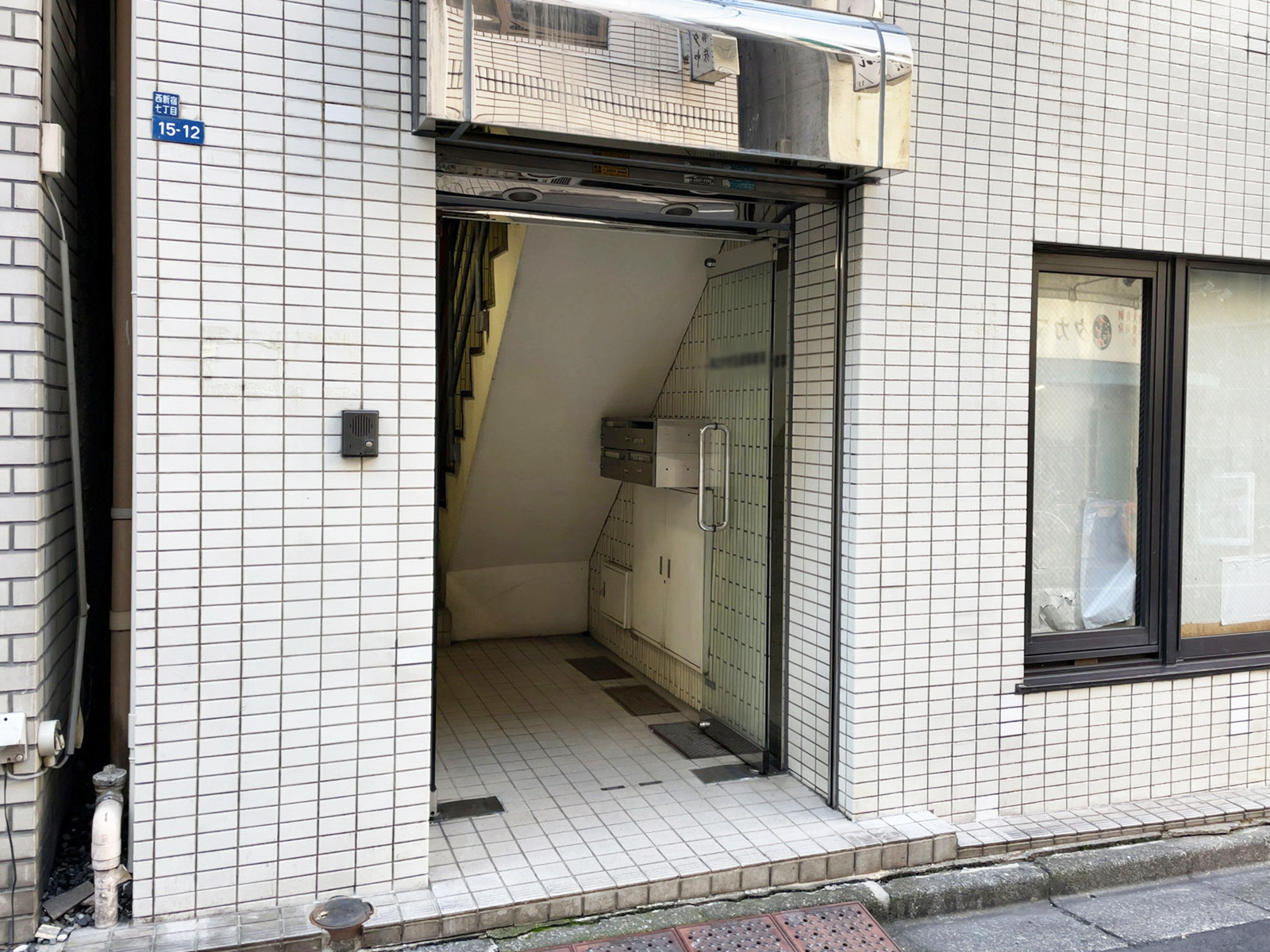 オフィスビル出入口