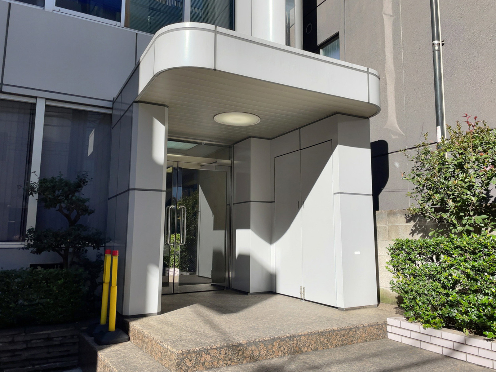 オフィスビル出入口