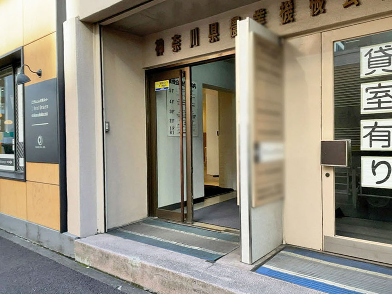 オフィスビル出入口