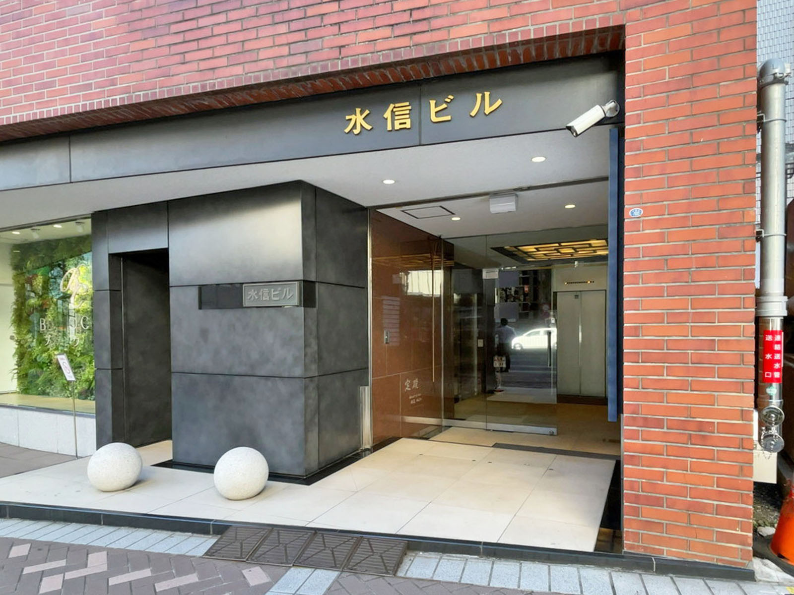 オフィスビル出入口
