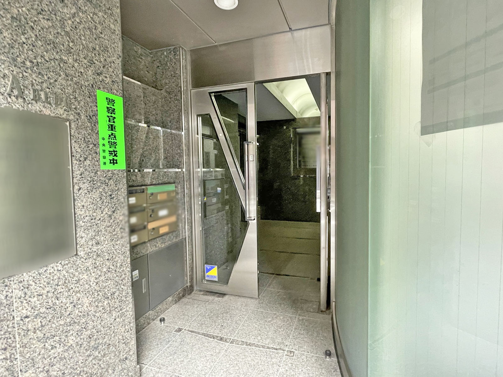 オフィスビル出入口